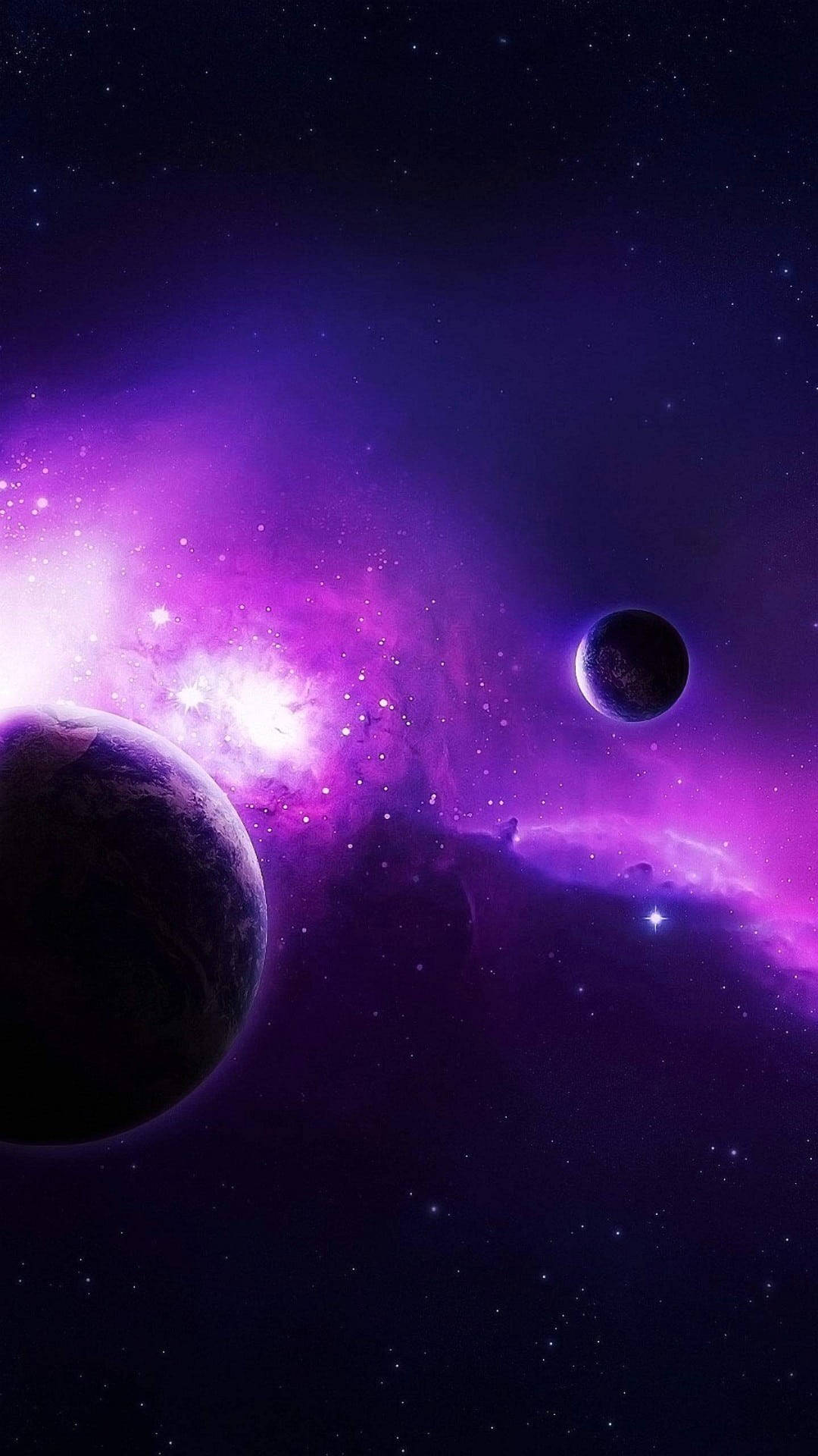 銀河 iPhone 桌布 壁紙 — 兩顆黑暗行星漂浮在一個充滿星星的發光紫色星雲中，處於廣闊的宇宙場景中。