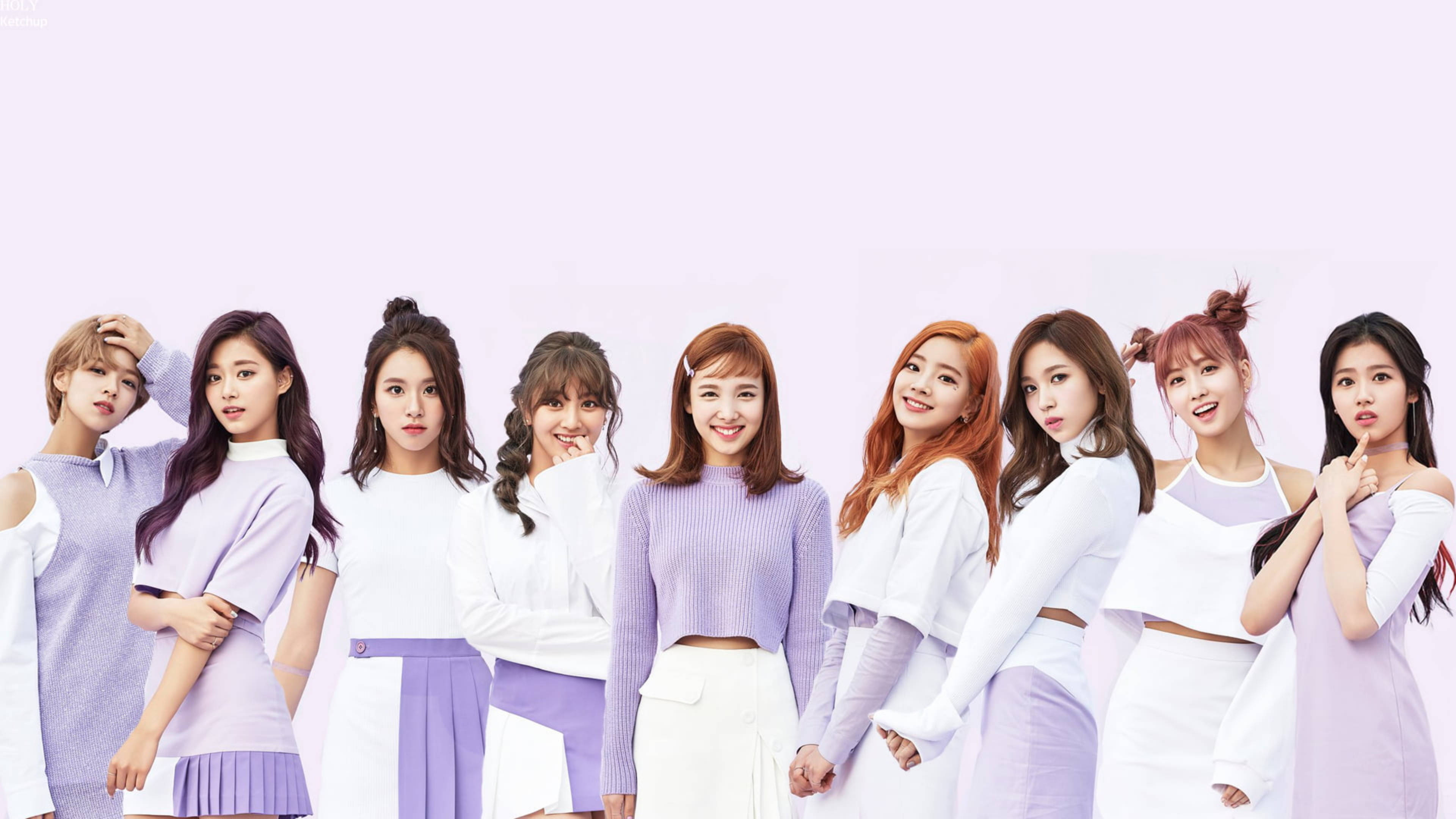 Kpop Aesthetic 桌布 壁紙 — 八位年輕女性身穿協調的白色和薰衣草色服裝，在柔和的薰衣草背景前自信地擺姿勢。
