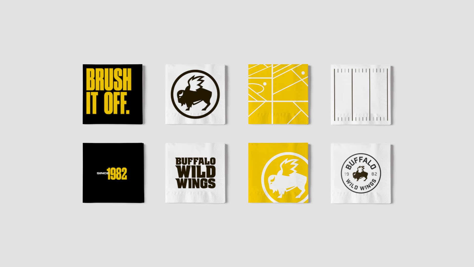八張帶有標誌和口號的 Buffalo Wild Wings 餐巾排列在灰色表面上。 — 水牛城辣雞翅 壁紙