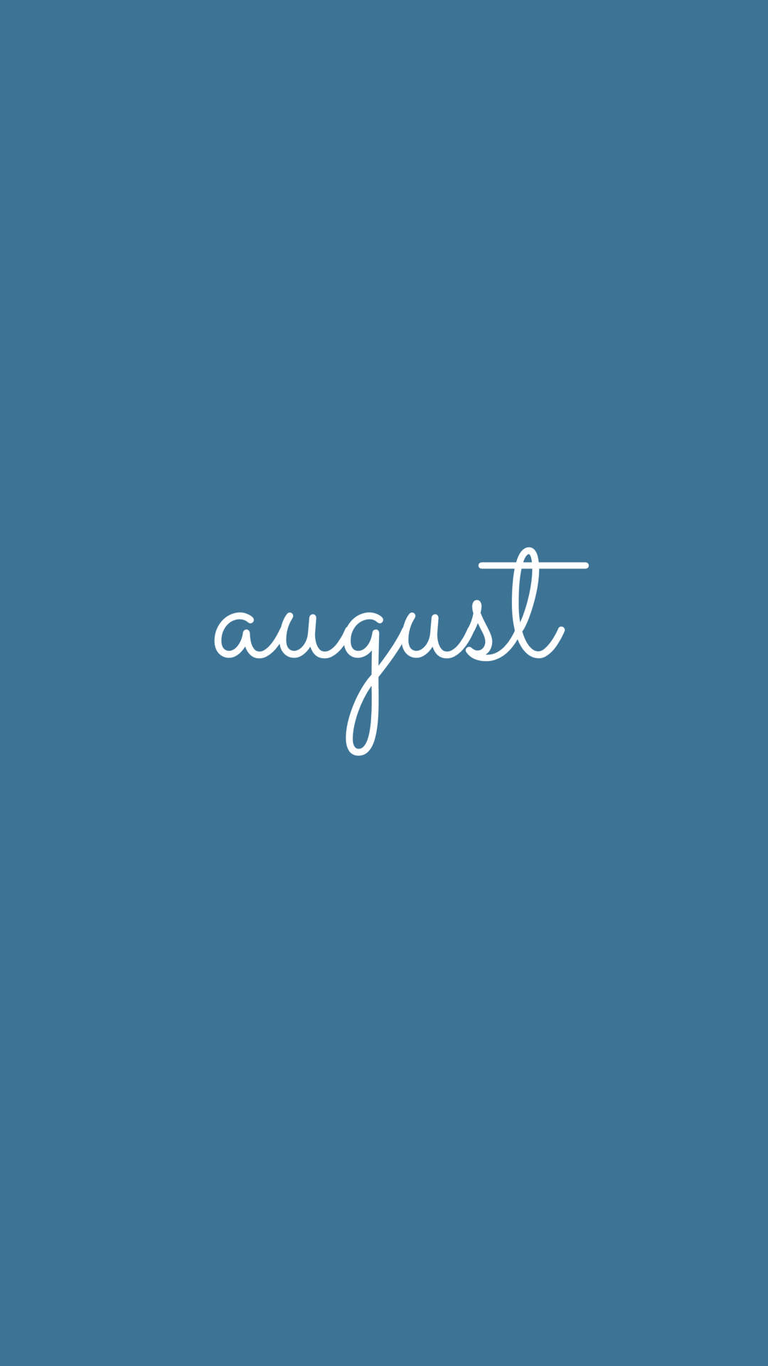August 桌布 壁紙 — 「八月」一詞以優雅的白色草書字體居中顯示在純青色背景上。