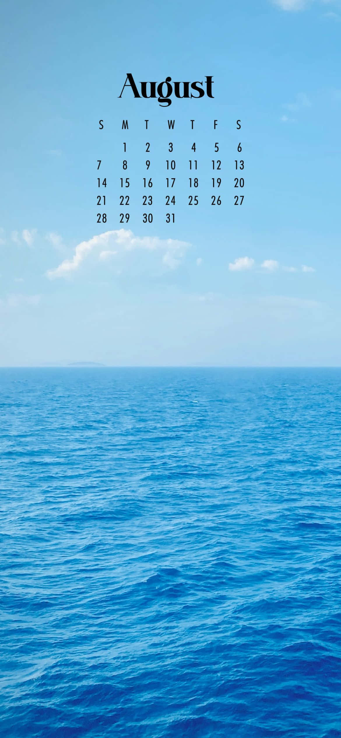 August 桌布 壁紙 — 八月日曆漂浮在晴朗天空下平靜的藍色海洋上，伴有蓬鬆的白雲。