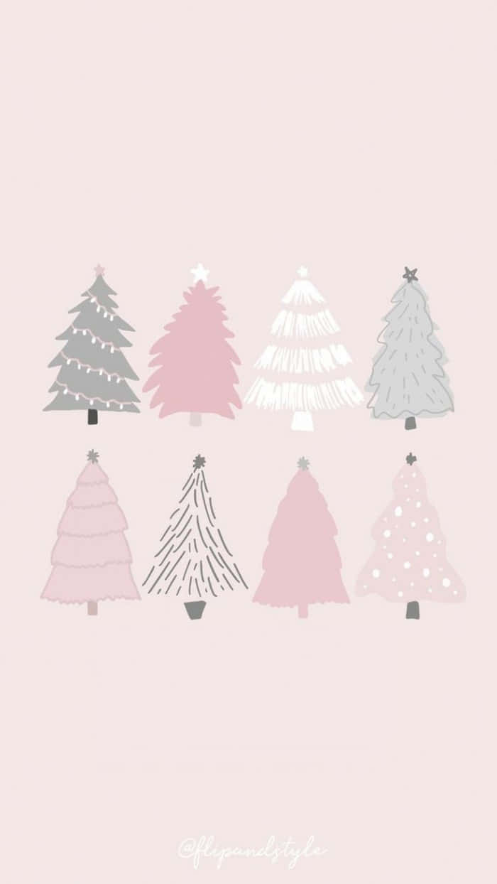 Pink Christmas Tree 桌布 壁紙 — 八棵風格化的聖誕樹，採用粉紅、灰色和白色，帶有星星和圖案，置於柔和粉紅背景上。