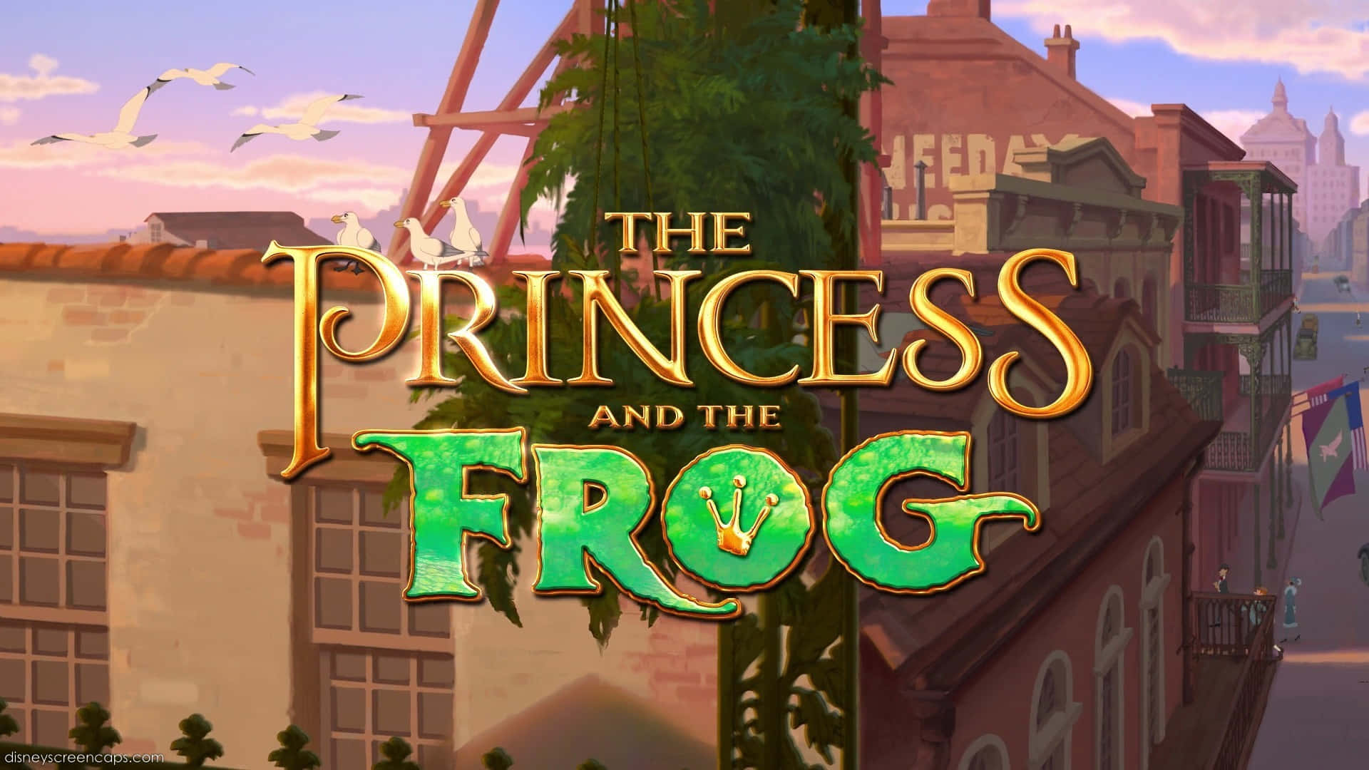 princess and the frog 桌布 壁紙 — 《公主與青蛙》的金色和綠色標題文字，背景是日落時分色彩繽紛的紐奧良街景。