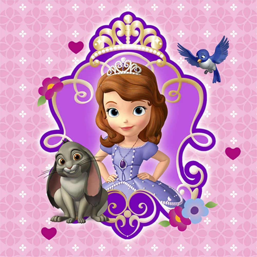 Sofia The First 桌布 壁紙 — 公主蘇菲亞身穿紫色長裙，頭戴皇冠，站在兔子和鳥兒旁邊，背景是粉紅色花卉圖案。