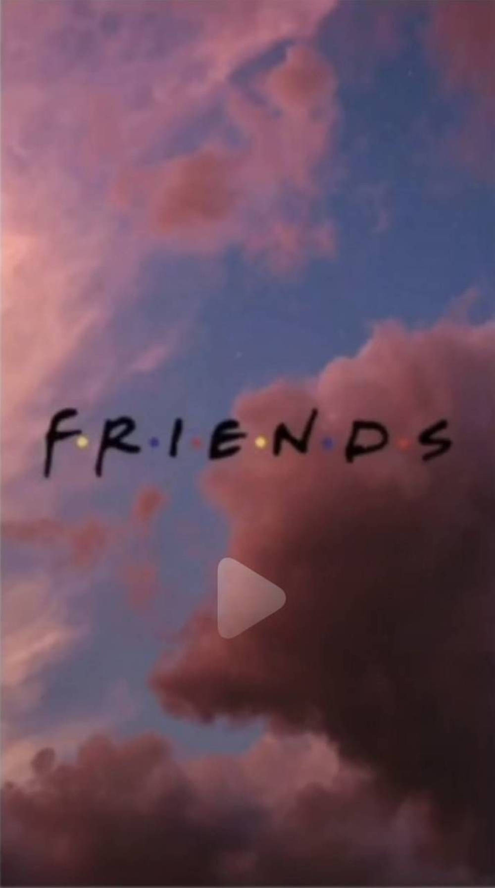Clouds Aesthetics 桌布 壁紙 — 《六人行》電視節目標誌漂浮在夢幻般的暮色天空中，帶有粉紅色和紫色的雲彩。