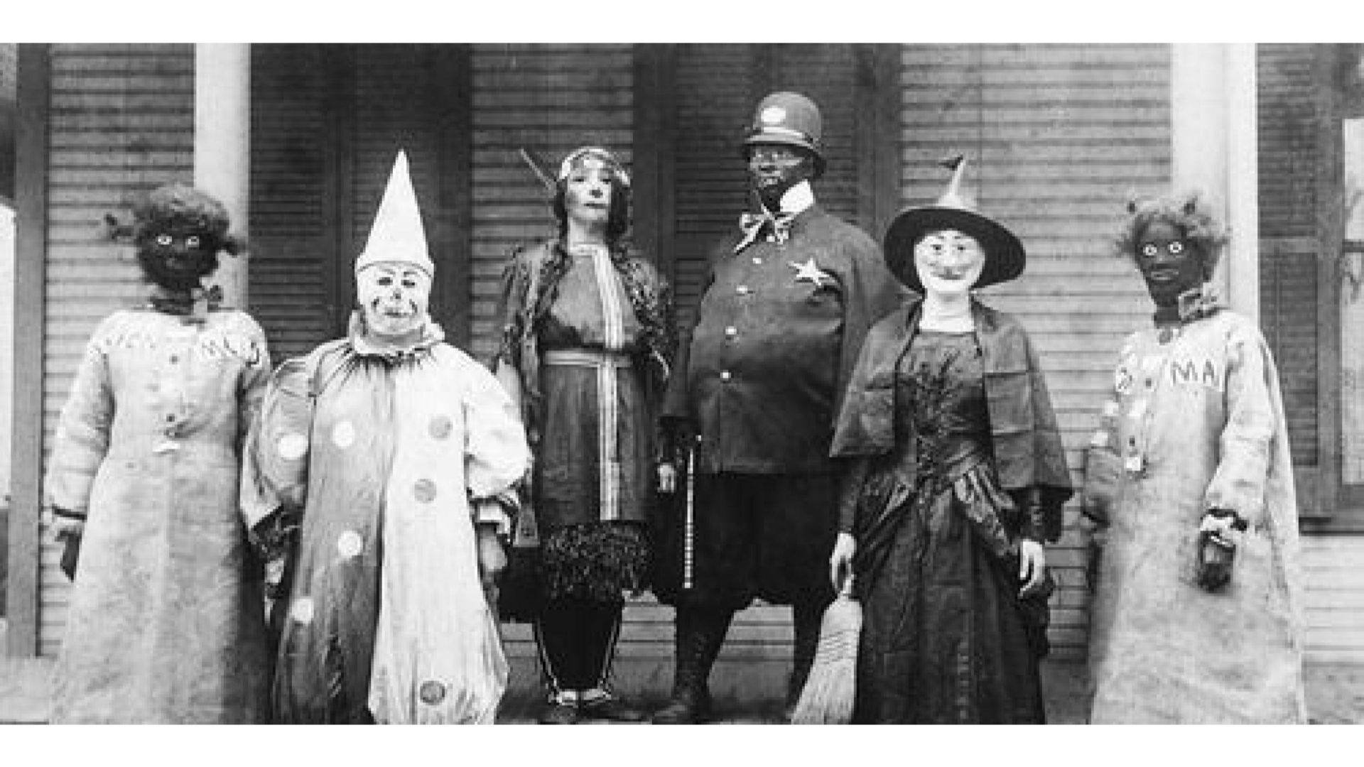 Vintage Halloween 桌布 壁紙 — 六人身穿復古種族主義服裝，在門廊上擺姿勢，拍攝成一張清晰的黑白照片。