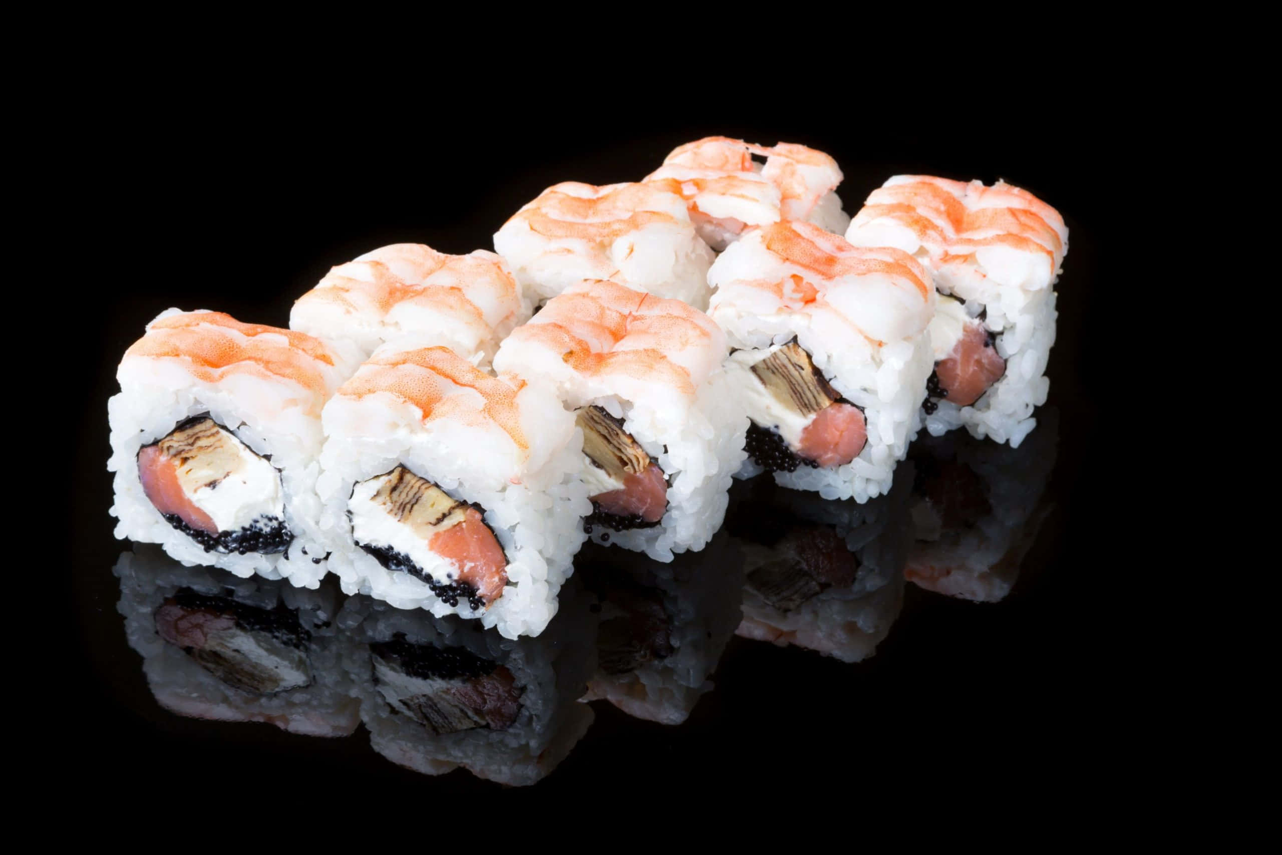 Sushi 桌布 壁紙 — 六件蝦天婦羅卷配米飯和紫菜，斜向排列在光滑的黑色表面上，帶有清晰的倒影。