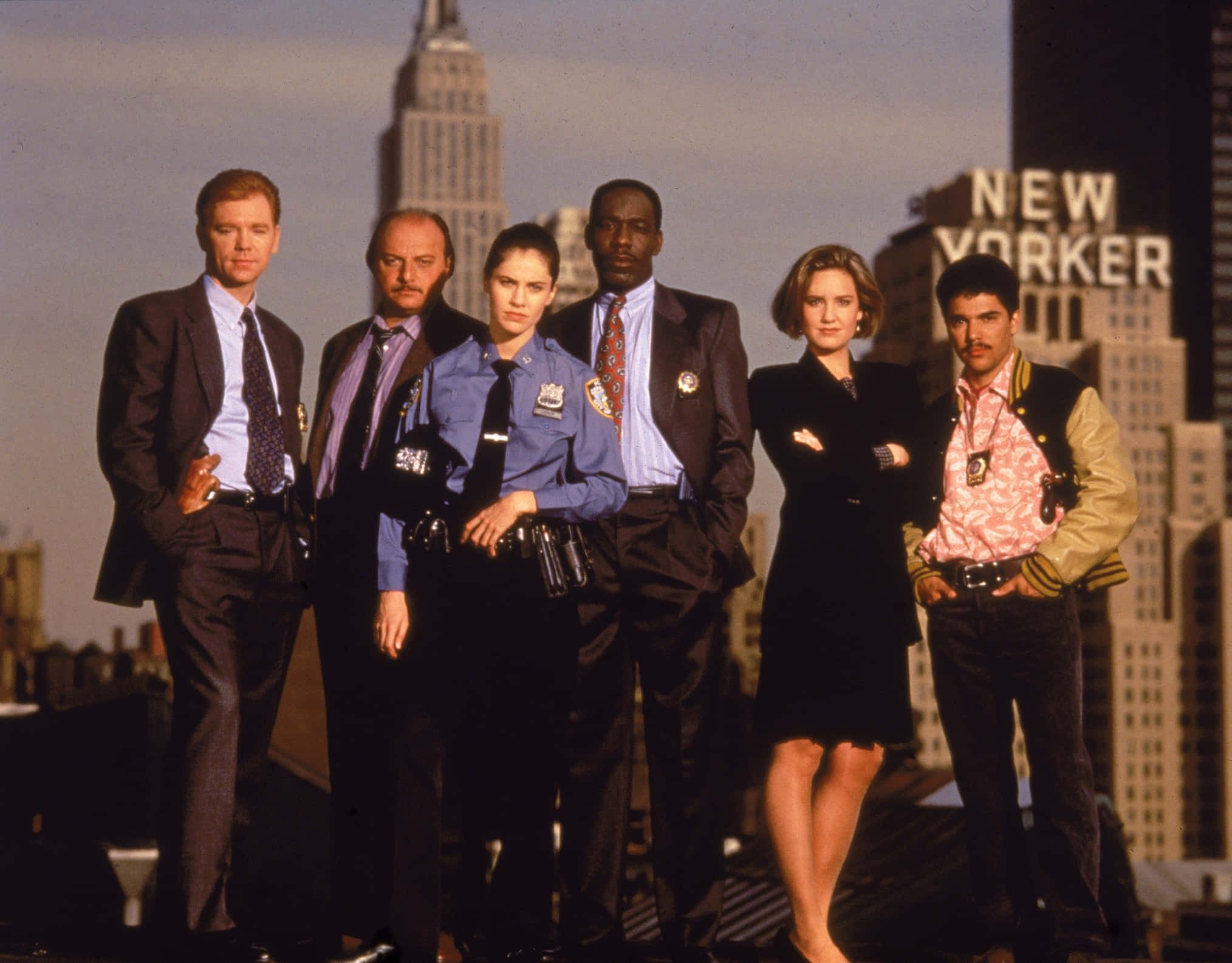 David Caruso 桌布 壁紙 — 六位《NYPD Blue》演員自信地站在紐約屋頂上，背景是帝國大廈和New Yorker標誌。