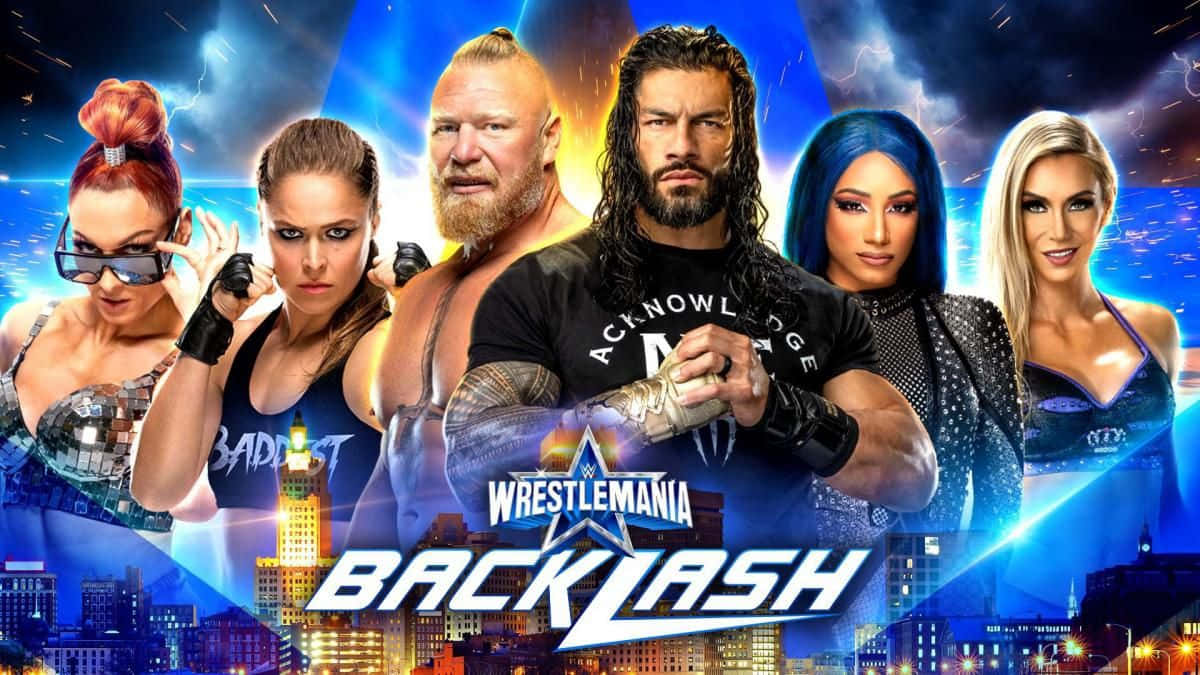WWE Logo 桌布 壁紙 — 六位WWE摔角手在電光藍色閃電下，以英雄姿態在發光的城市天際線前擺姿勢。
