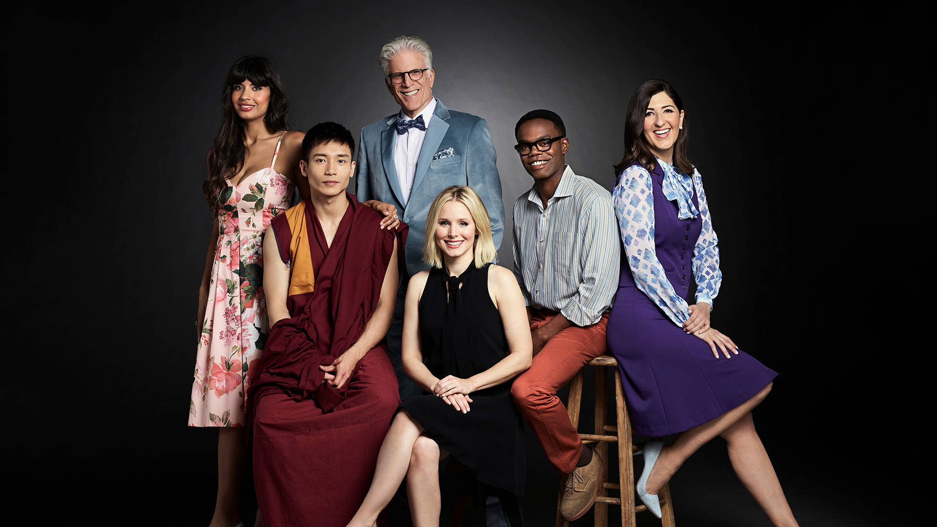 Netflix 桌布 壁紙 — 六位不同風格的人穿著時尚服裝，在柔和的燈光下，自信地擺姿勢於深色工作室背景前。