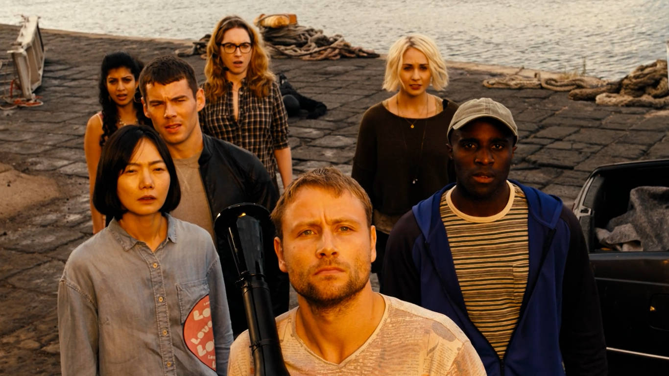 Sense8 桌布 壁紙 — 六位充滿張力的演員站在歷經風霜的碼頭上，背景是金色時刻的平靜大海。