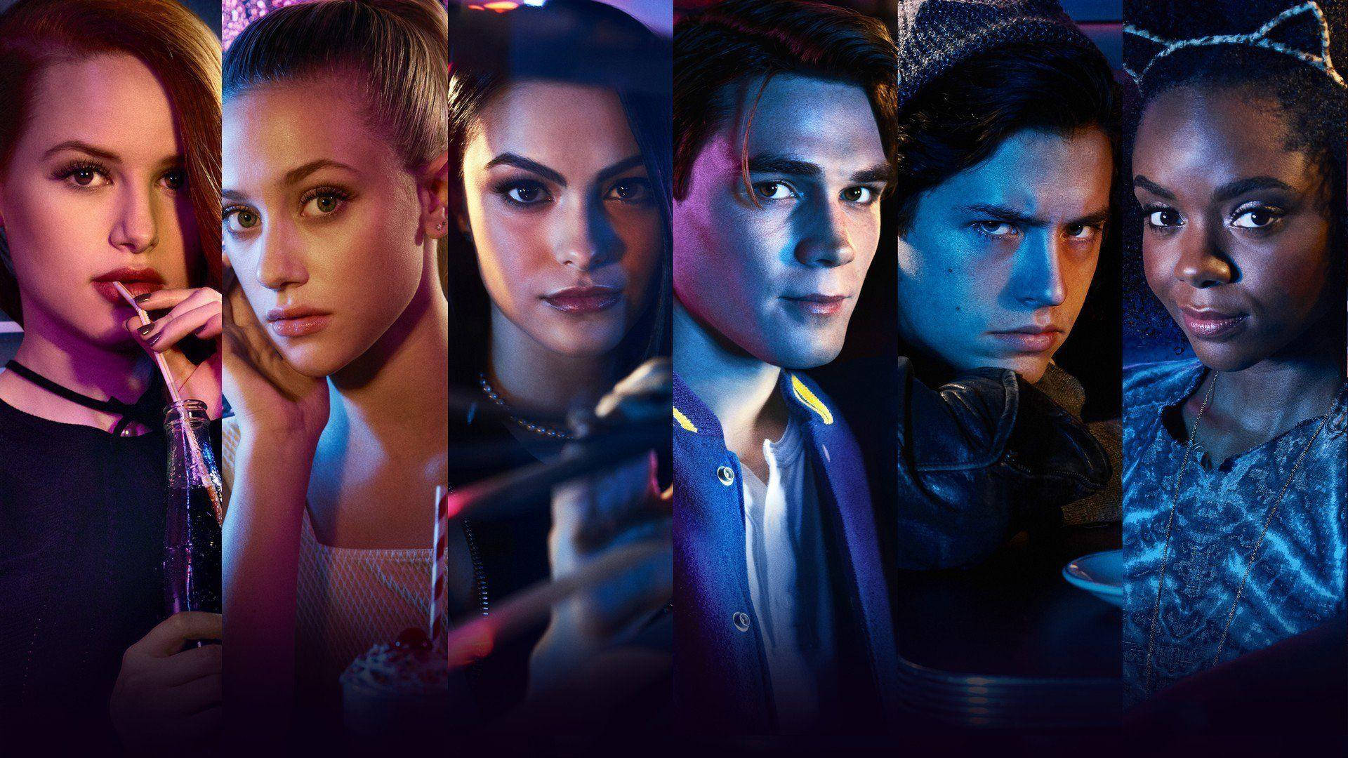 Riverdale 桌布 壁紙 — 六位年輕成年人在燈光昏暗的俱樂部中，霓虹燈光反射在他們的臉上和手中的飲料上。