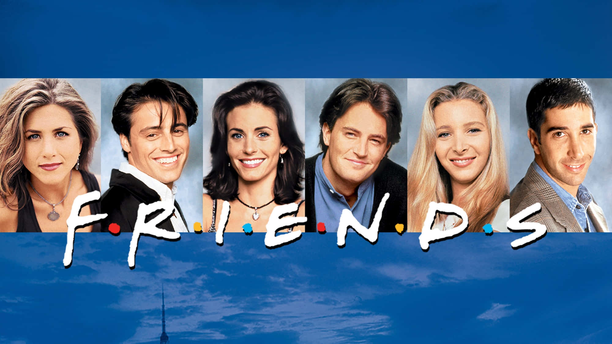 老友記 桌布 壁紙 — 六位微笑的 Friends 演員站在標誌性節目標題後面，背景是藍天。