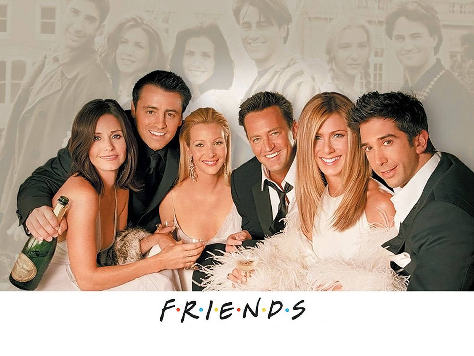 Friends Aesthetic 桌布 壁紙 — 六位微笑的Friends演員穿著正式服裝，一起擺姿勢，拿著香檳和一條毛茸茸的白色羽毛圍巾，背景是一張褪色的團體照。