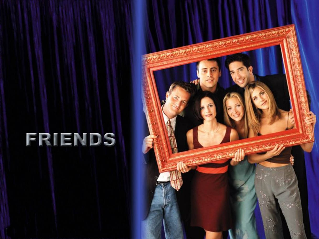 Friends Aesthetic 桌布 壁紙 — 六位微笑的電視演員在深藍色窗簾前拿著一個大型華麗的紅色相框，上面有「FRIENDS」字樣。