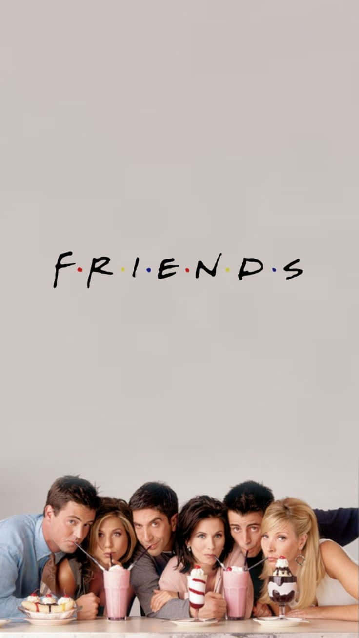 show 桌布 壁紙 — 六位朋友在純色背景上，在標誌性的「FRIENDS」標誌下，俯身於桌上啜飲奶昔。
