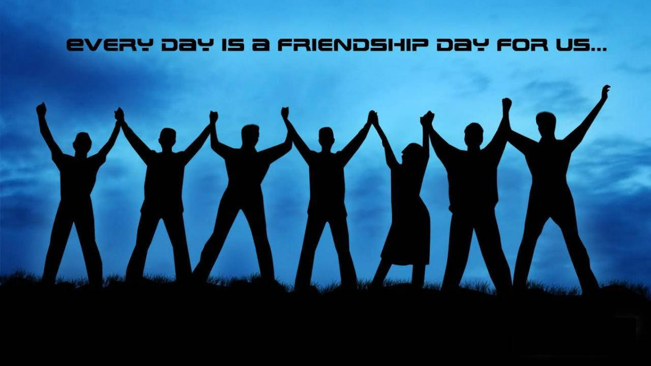 Friendship 桌布 壁紙 — 六位朋友手牽手、高舉手臂，在暮色天空下團結一致的剪影，帶有文字疊加。