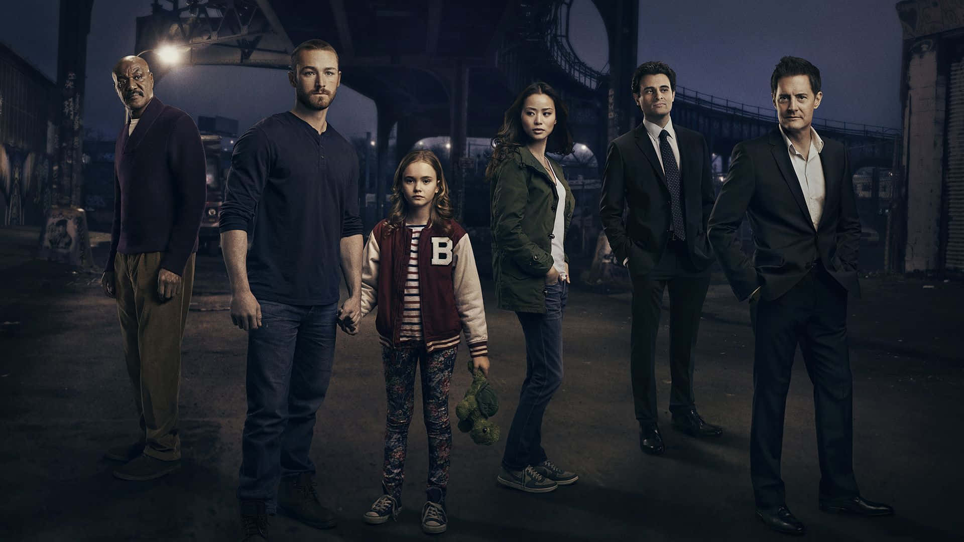 Tv Series 桌布 壁紙 — 六位演員在夜晚站在橋下昏暗的城市小巷中，路燈投下陰影。