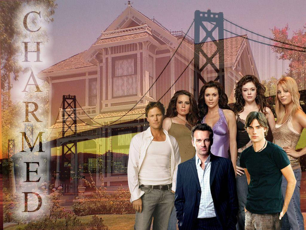 charmed 桌布 壁紙 — 六位演員在維多利亞式房屋和金門大橋前，於紫色夕陽天空下擺姿勢。
