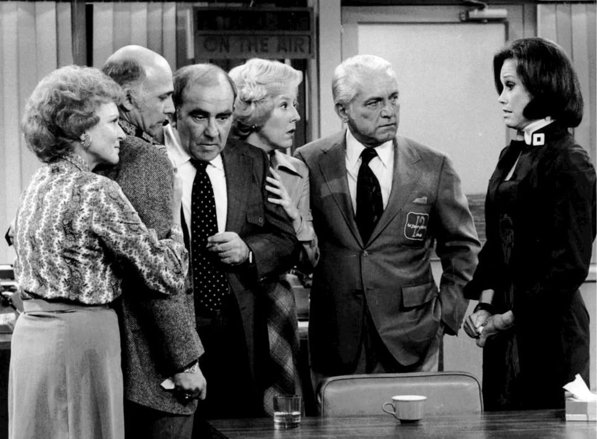 Black And White Film 桌布 壁紙 — 六位演員在緊張的攝影棚討論中的黑白場景，'ON THE AIR'標誌清晰可見。