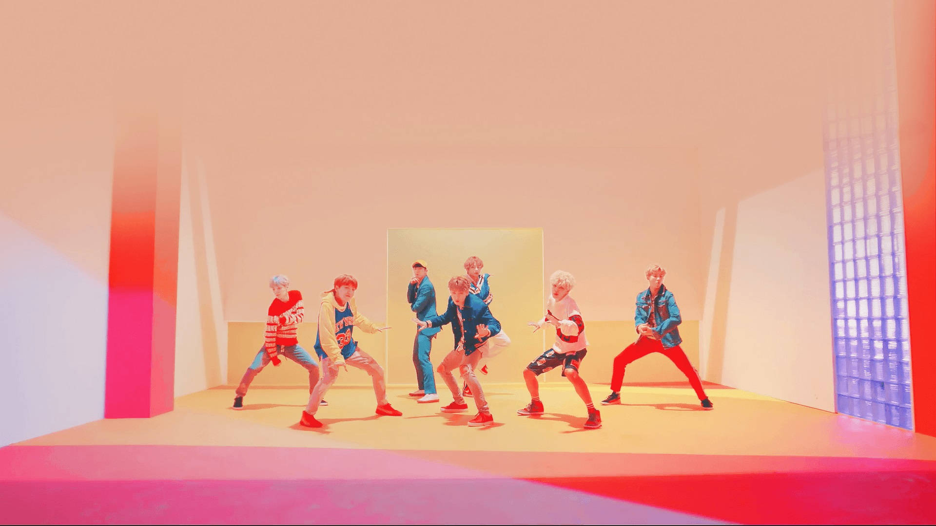 BTS 桌布 桌布 壁紙 — 六位舞者在一個簡約風格的攝影棚中擺出動感姿勢，棚內充滿溫暖的粉紅與橙色燈光。