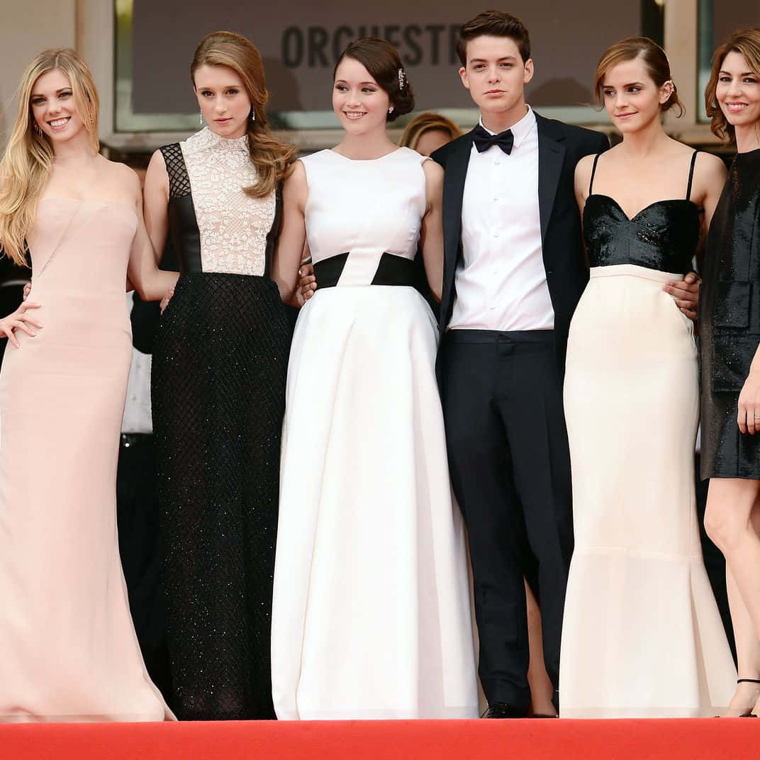 Emma Watson 桌布 壁紙 — 六位衣著優雅的名人一起在華麗的電影節活動的紅地毯上擺姿勢。
