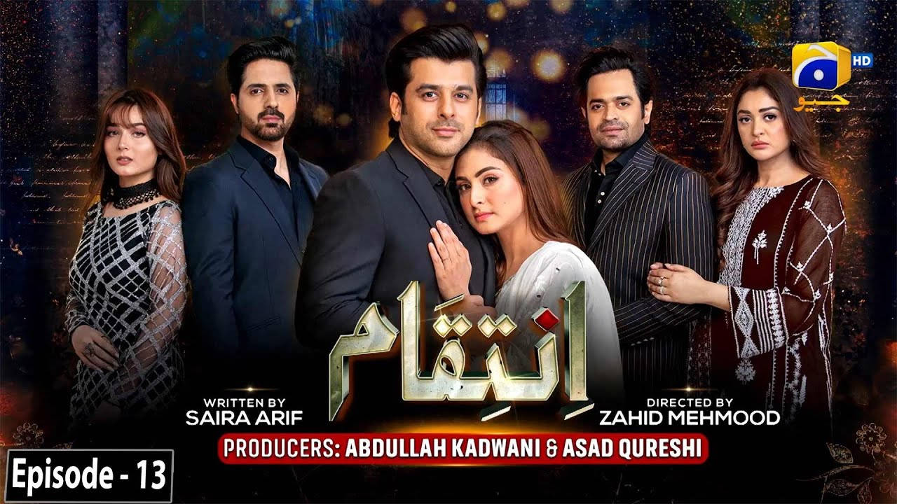 Pakistan 桌布 壁紙 — 六位衣著優雅的演員在黑暗宇宙背景前擺姿勢，背景有發光粒子及烏爾都語標題文字。