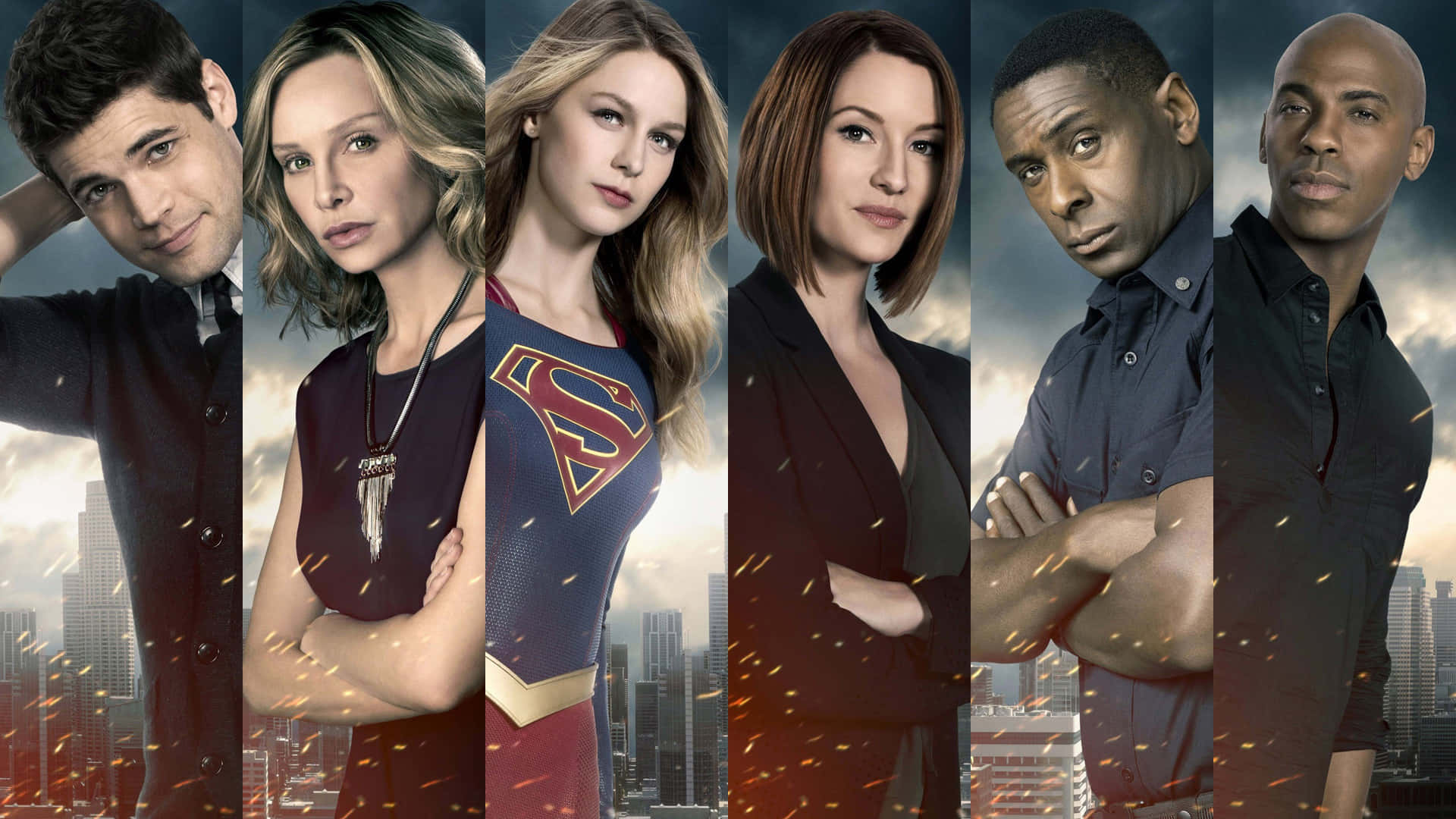 Chyler Leigh 桌布 壁紙 — 六位超級英雄及盟友自信地站在火光沖天的城市天際線前，火花在他們周圍飛舞。