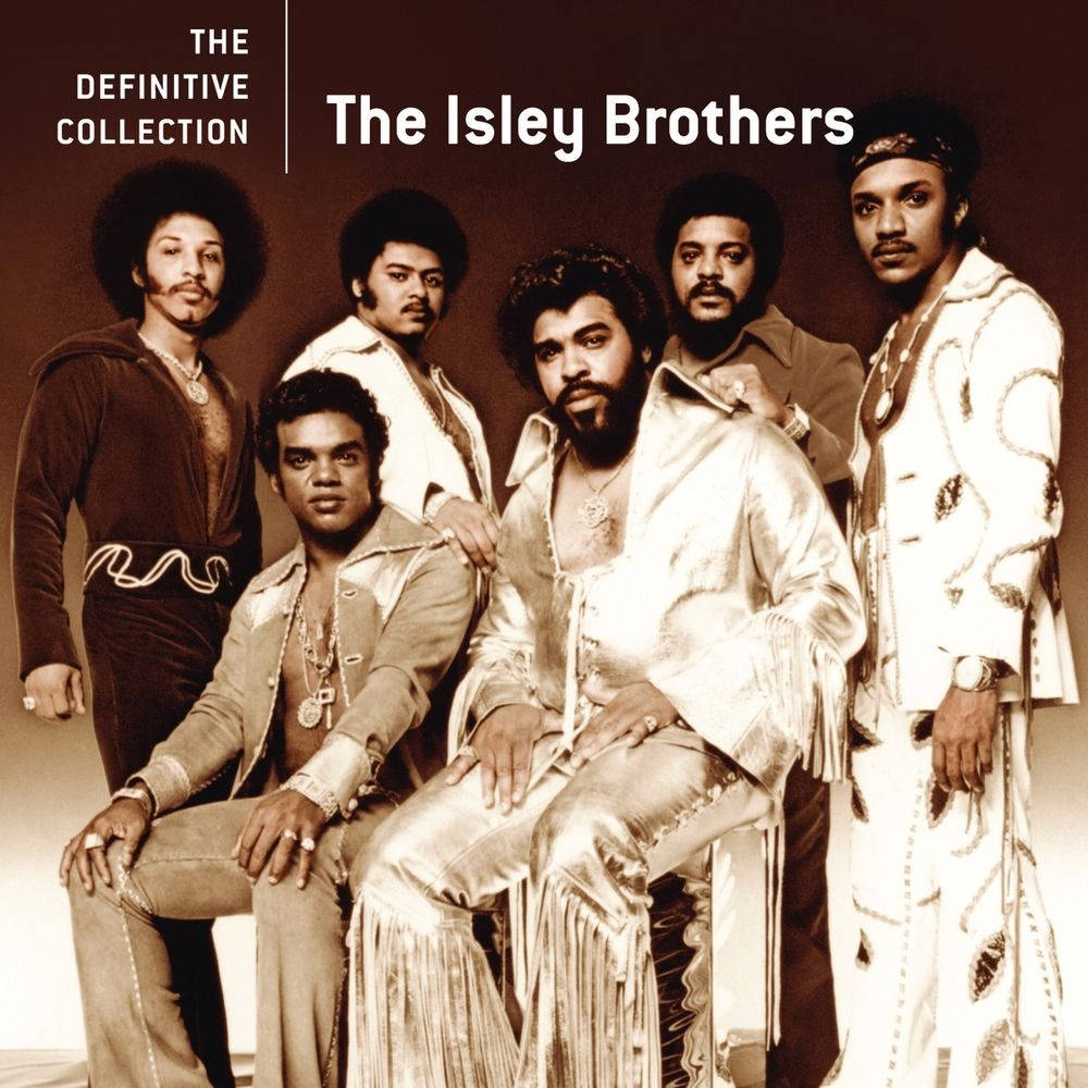 音樂 桌布 壁紙 — 六位身穿1970年代華麗服裝的男士在溫暖燈光的黑暗工作室背景下自信地擺姿勢。