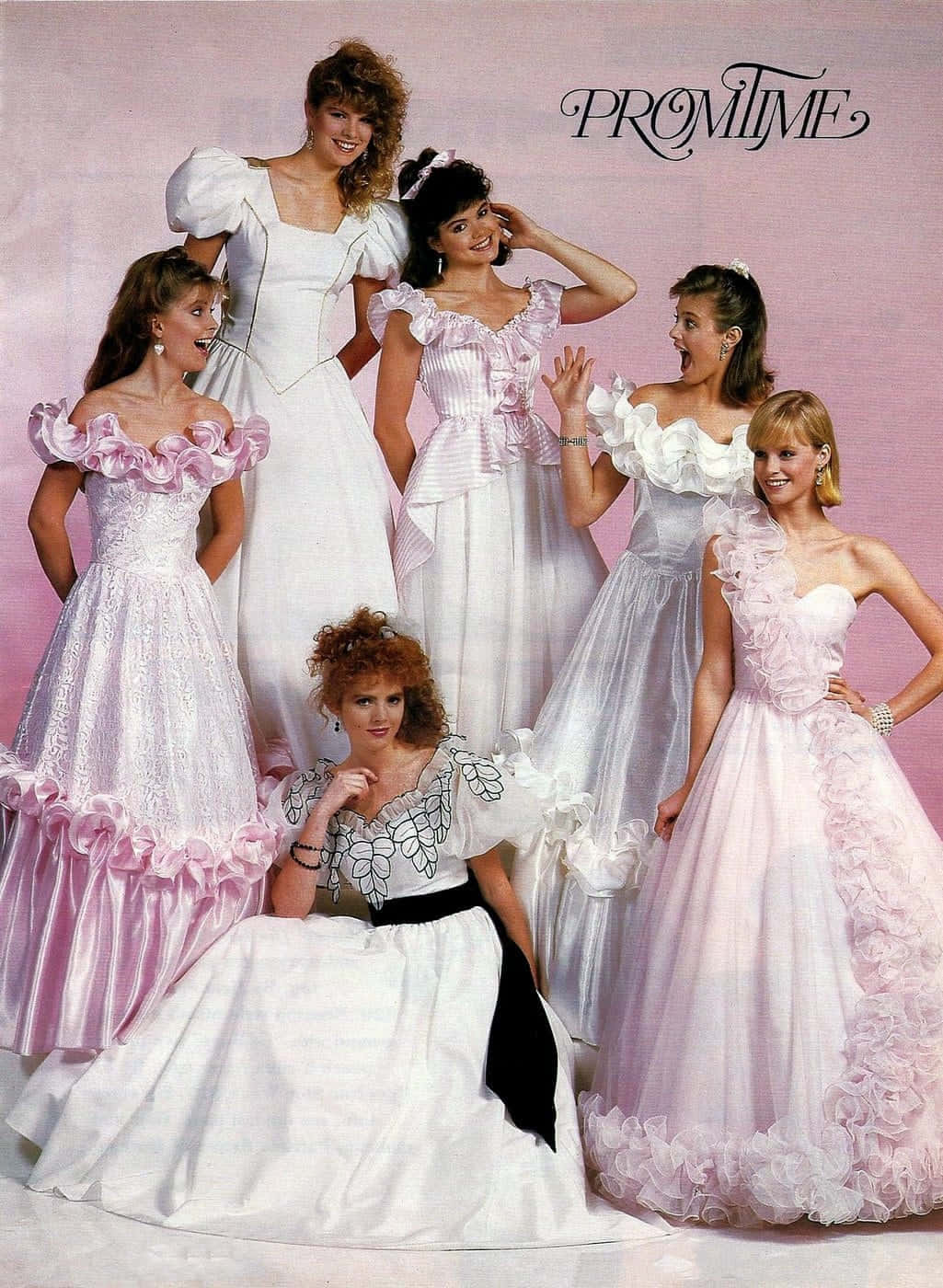 Photoshoot 桌布 壁紙 — 六位身穿1980年代荷葉邊泡泡袖寬大舞會禮服的女性在粉紅色背景前擺姿勢。