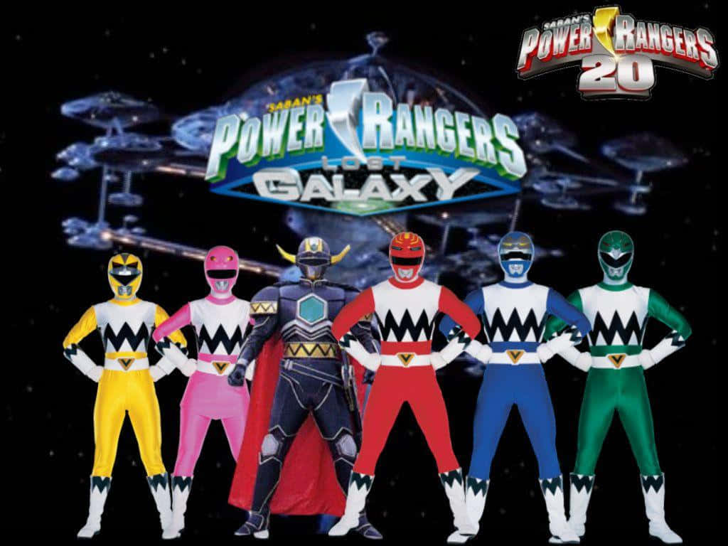 金剛戰士 桌布 壁紙 — 六位身穿彩色戰衣的Power Rangers在星空太空背景下，與太空船和標誌一起英勇站立。