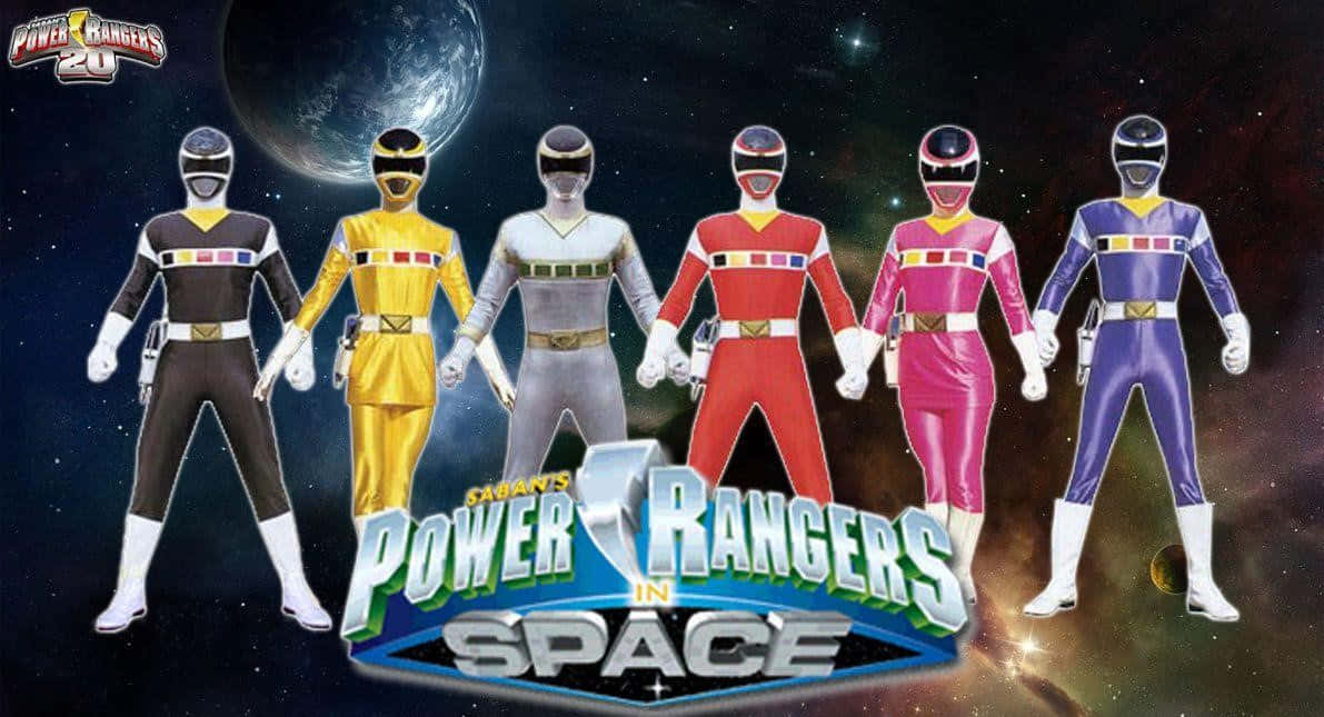 金剛戰士 桌布 壁紙 — 六位身穿彩色戰衣的Power Rangers在宇宙背景下，以行星和星星為襯托，英勇地站立著。