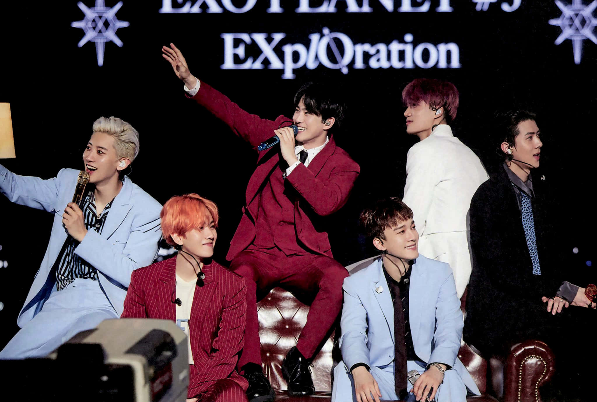 EXO 桌布 壁紙 — 六位身穿時尚西裝的男性K-pop偶像在「EXO PLANET #3 EXplOration」背景的舞台上充滿活力地表演。