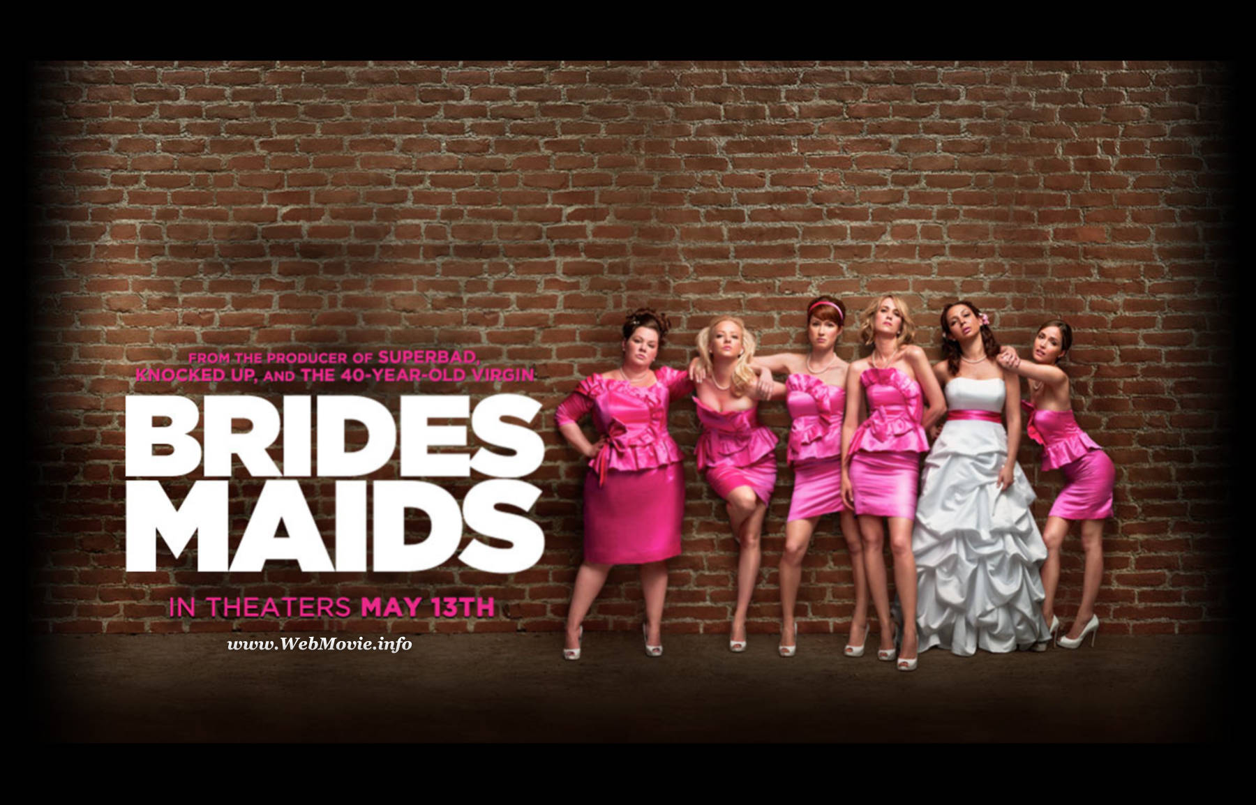 Bridesmaids 桌布 壁紙 — 六位身穿粉紅色連衣裙的女性和一位身穿白色婚紗的女性，在風化的磚牆前自信地擺姿勢。