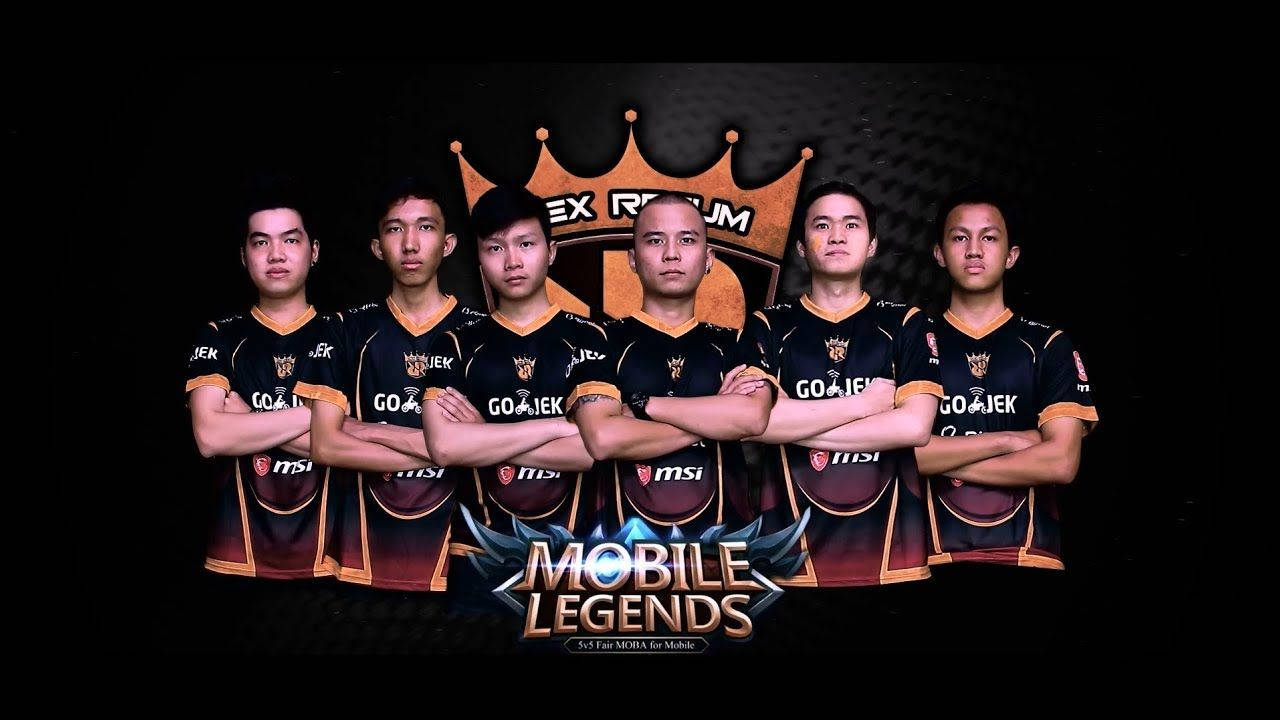 Mobile Legends 動態圖 桌布 壁紙 — 六位身穿黑色和金色球衣的電競選手自信地交叉雙臂，站在帶有皇冠和Mobile Legends標誌的黑暗背景前。