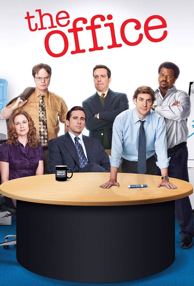 tv 桌布 壁紙 — 六位辦公室職員在明亮的企業環境中圍著一張圓形木桌擺姿勢，上方有「the office」標題。