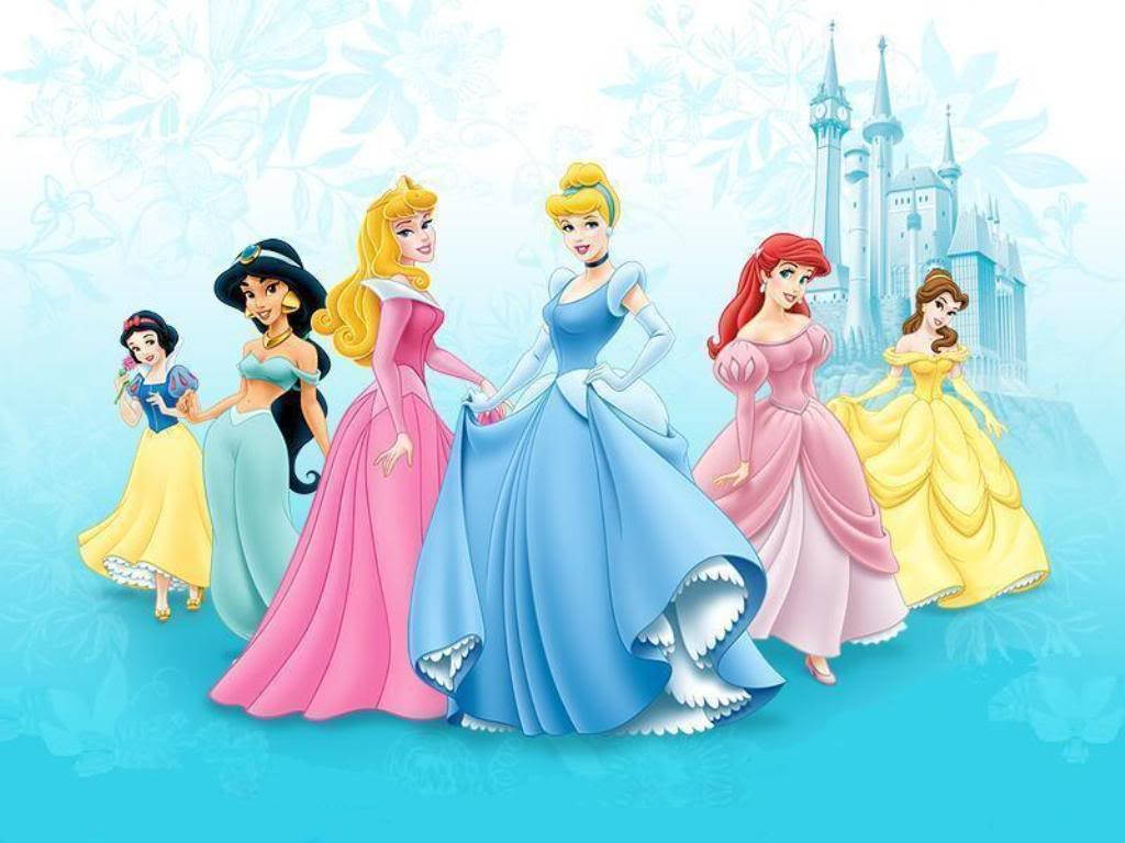Princess 桌布 壁紙 — 六位迪士尼公主身穿彩色長裙，站在淺藍色花卉背景前，遠處有一座城堡。