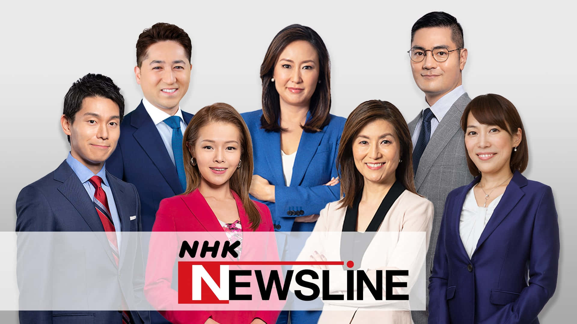 日本 桌布 壁紙 — 六位面帶微笑的NHK新聞線主播穿著專業西裝，在純白背景前自信擺姿勢。