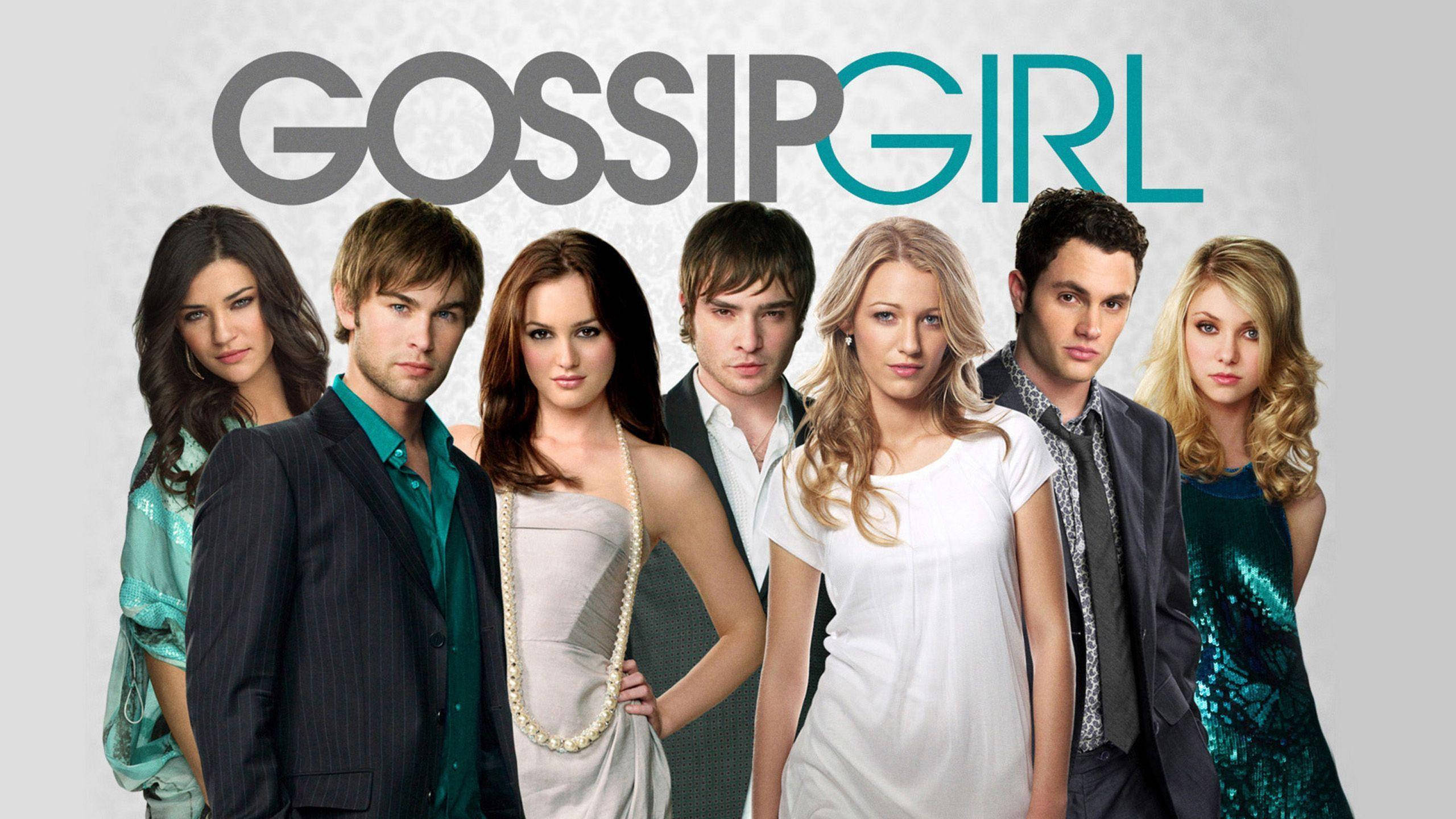Gossip 桌布 壁紙 — 六位魅力四射的年輕人身穿時尚服裝，在帶有紋理的灰色背景前自信地擺姿勢，上方有「花邊教主」標誌。