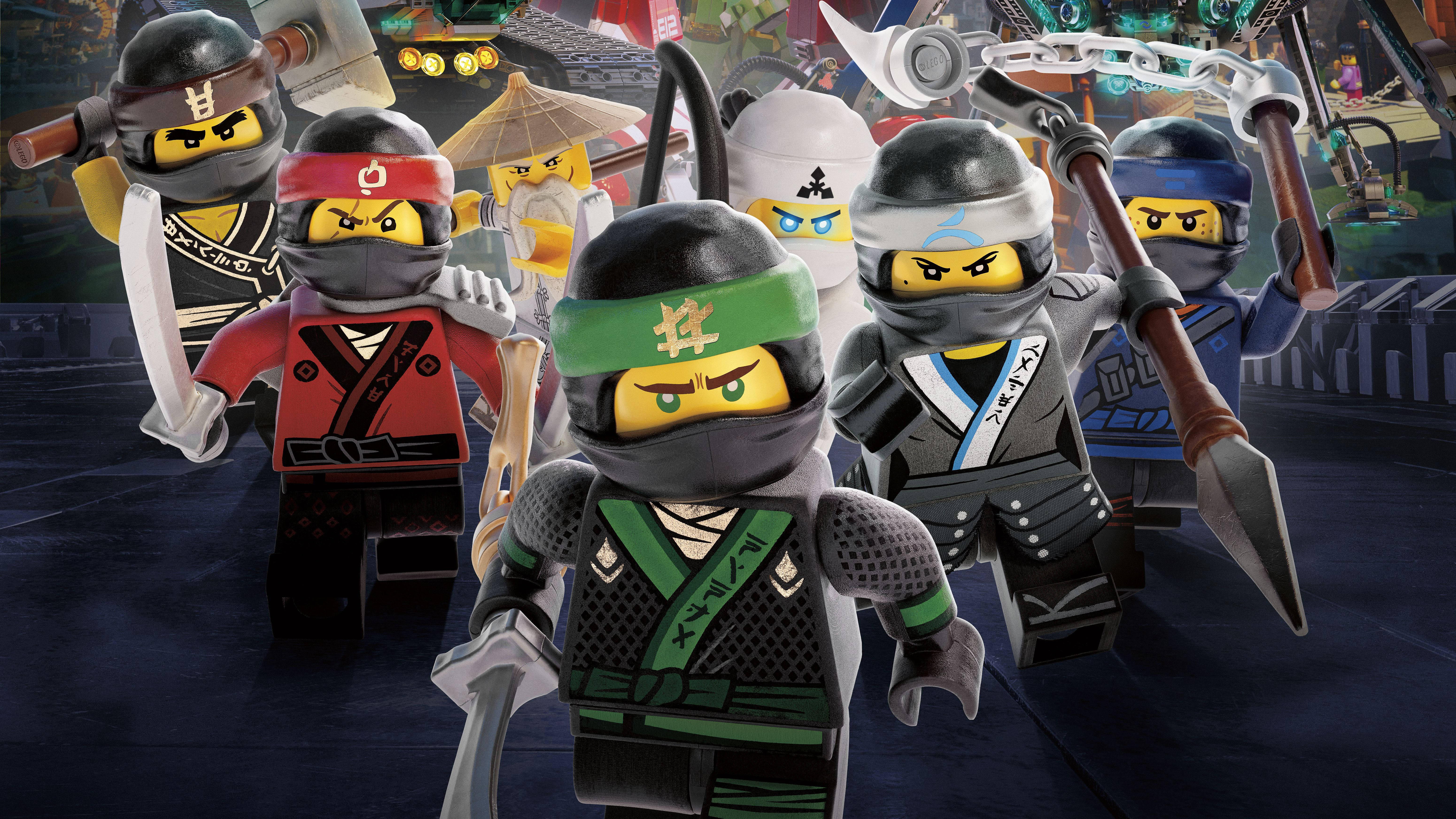 Ninjago 桌布 壁紙 — 六個 LEGO Ninjago 角色身穿色彩繽紛的忍者裝備，在黑暗的城市環境中手持武器準備就緒。