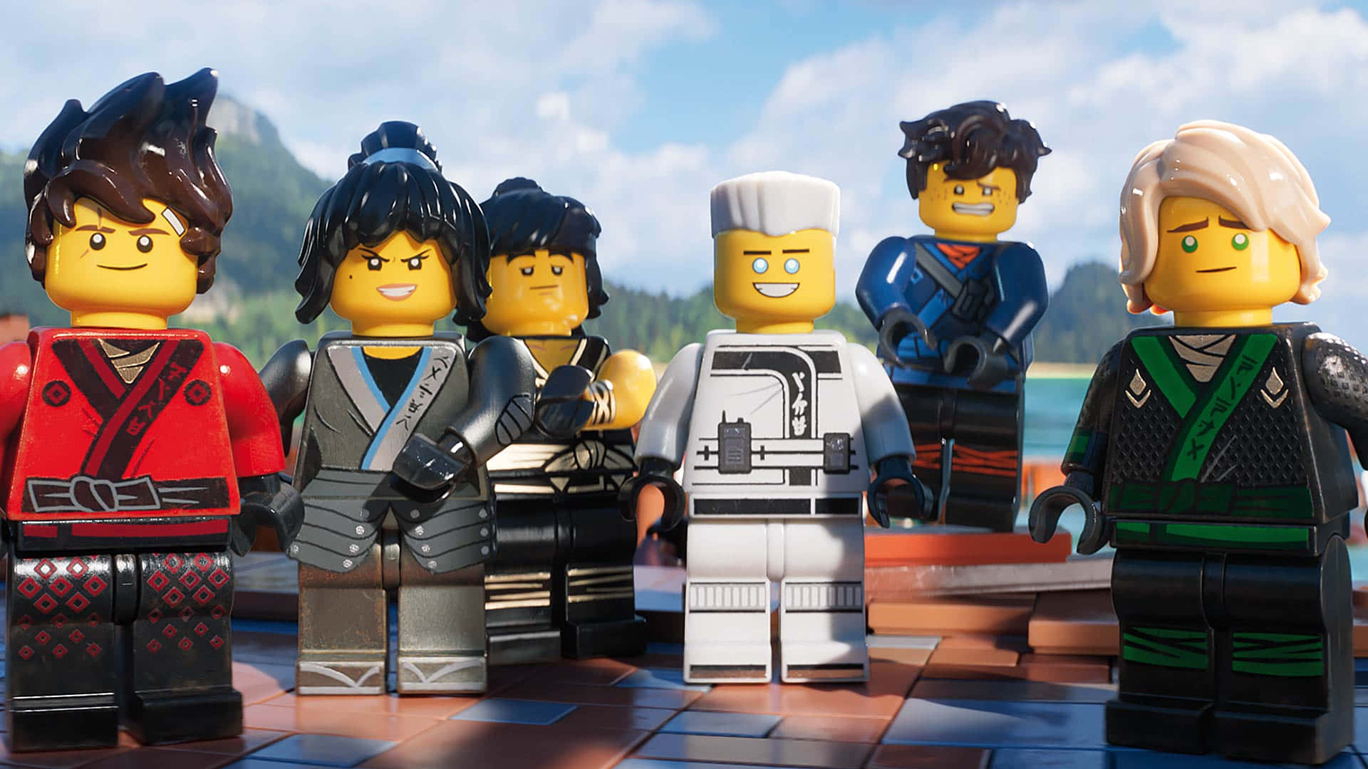 Animated 桌布 壁紙 — 六個LEGO Ninjago角色在明亮的藍天下，以山脈和水為背景，一字排開站在木甲板上。