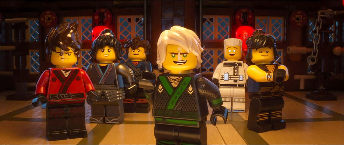 Animated 桌布 壁紙 — 六個LEGO Ninjago角色站在一個光線昏暗的道場，有紅色燈籠和木地板。
