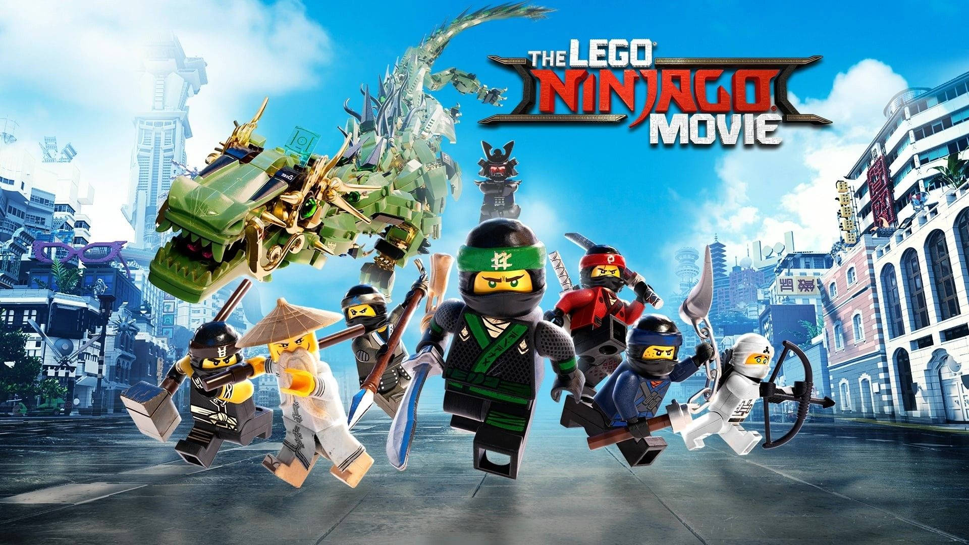 Ninjago 桌布 壁紙 — 六個LEGO忍者角色在一個城市景觀中向前跳躍，一隻巨大的綠色龍在明亮的藍天下飛過頭頂。