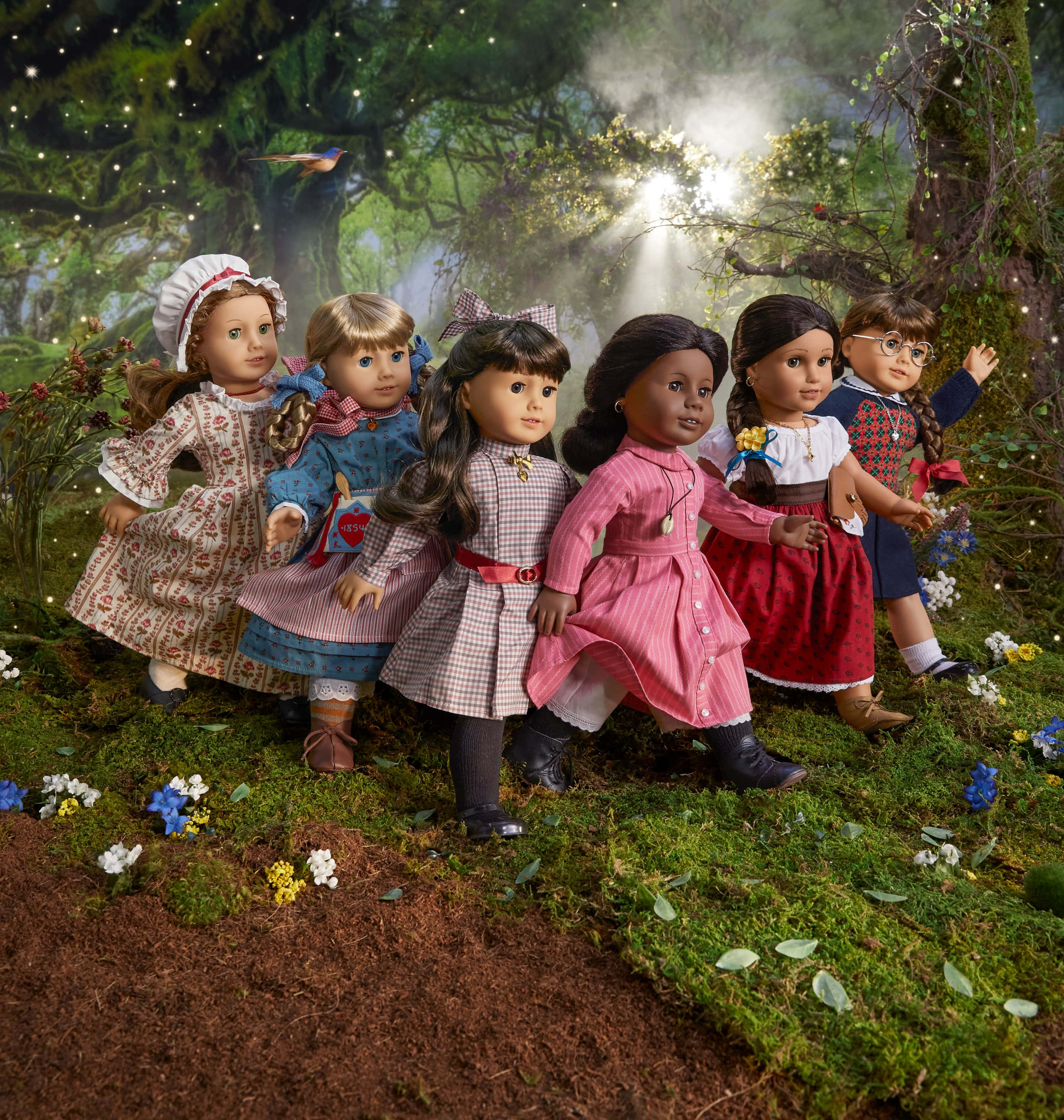 american girl 桌布 壁紙 — 六個不同的美國女孩娃娃穿著復古連衣裙，一起站在陽光普照、長滿苔蘚的森林中，周圍有發光的仙女燈和一隻鳥在頭頂飛翔。