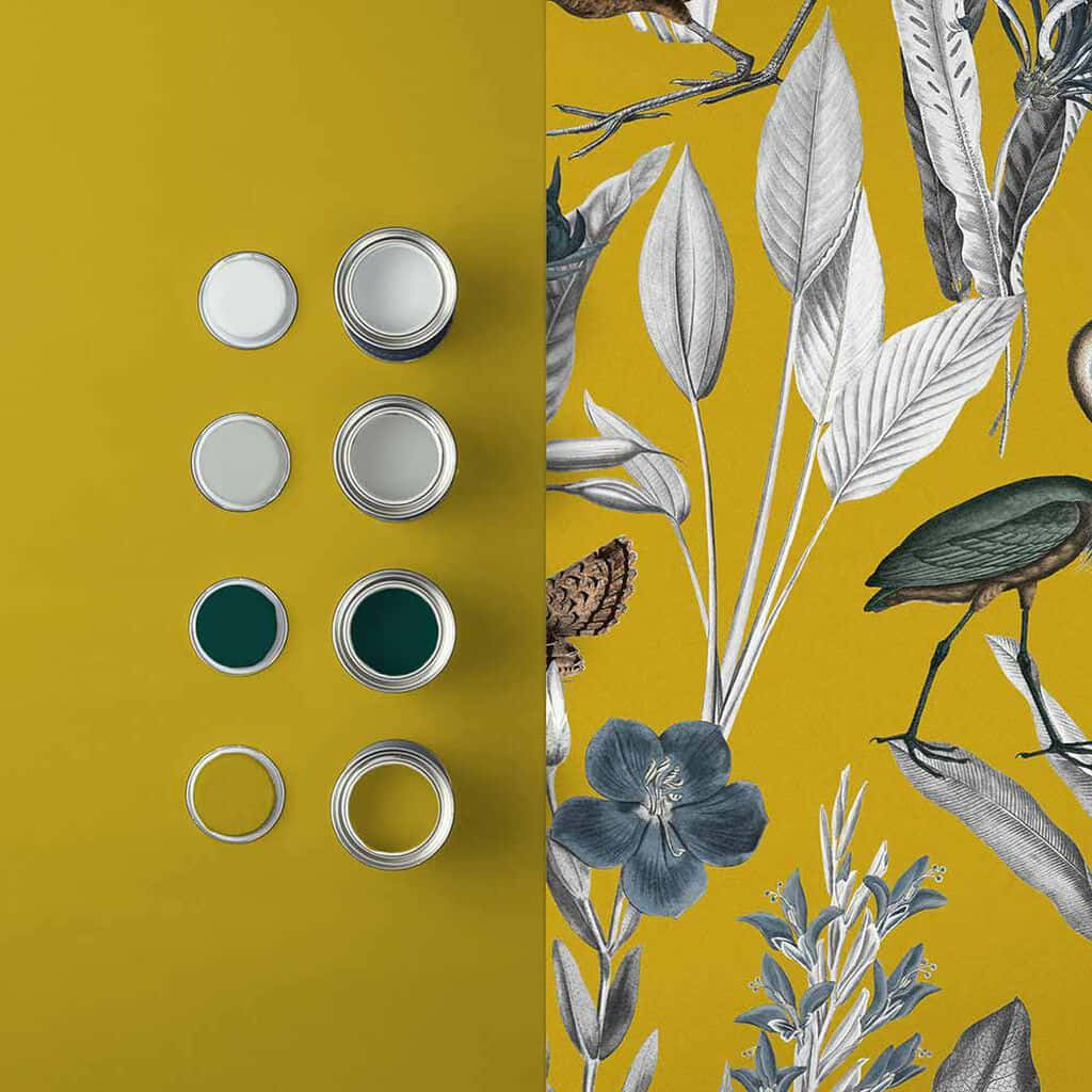 Yellow Painting 桌布 壁紙 — 六個不同色調的油漆罐整齊排列在鮮黃色壁紙旁，壁紙上以單色調繪有植物和鳥類插圖。
