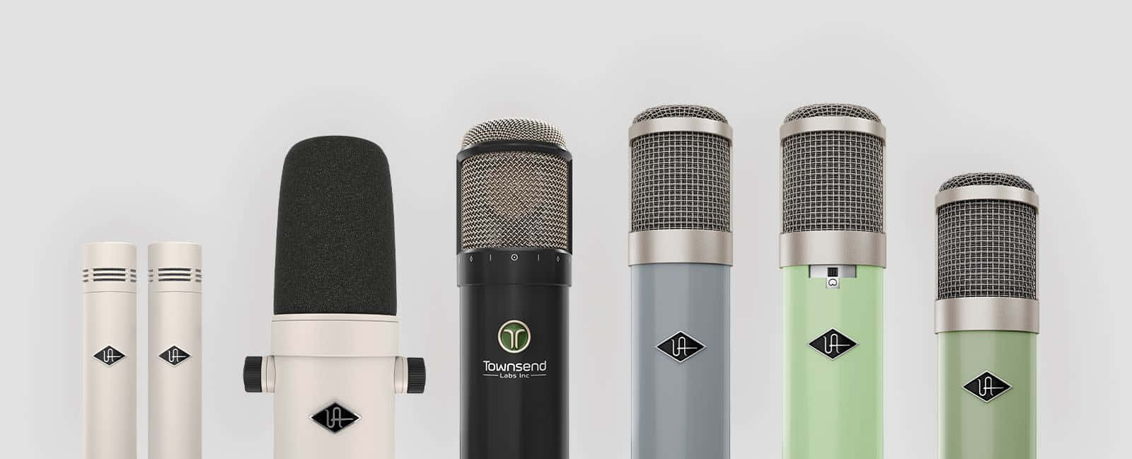 Microphones 桌布 壁紙 — 六個不同顏色和設計的錄音室麥克風整齊排列在純白色背景上。