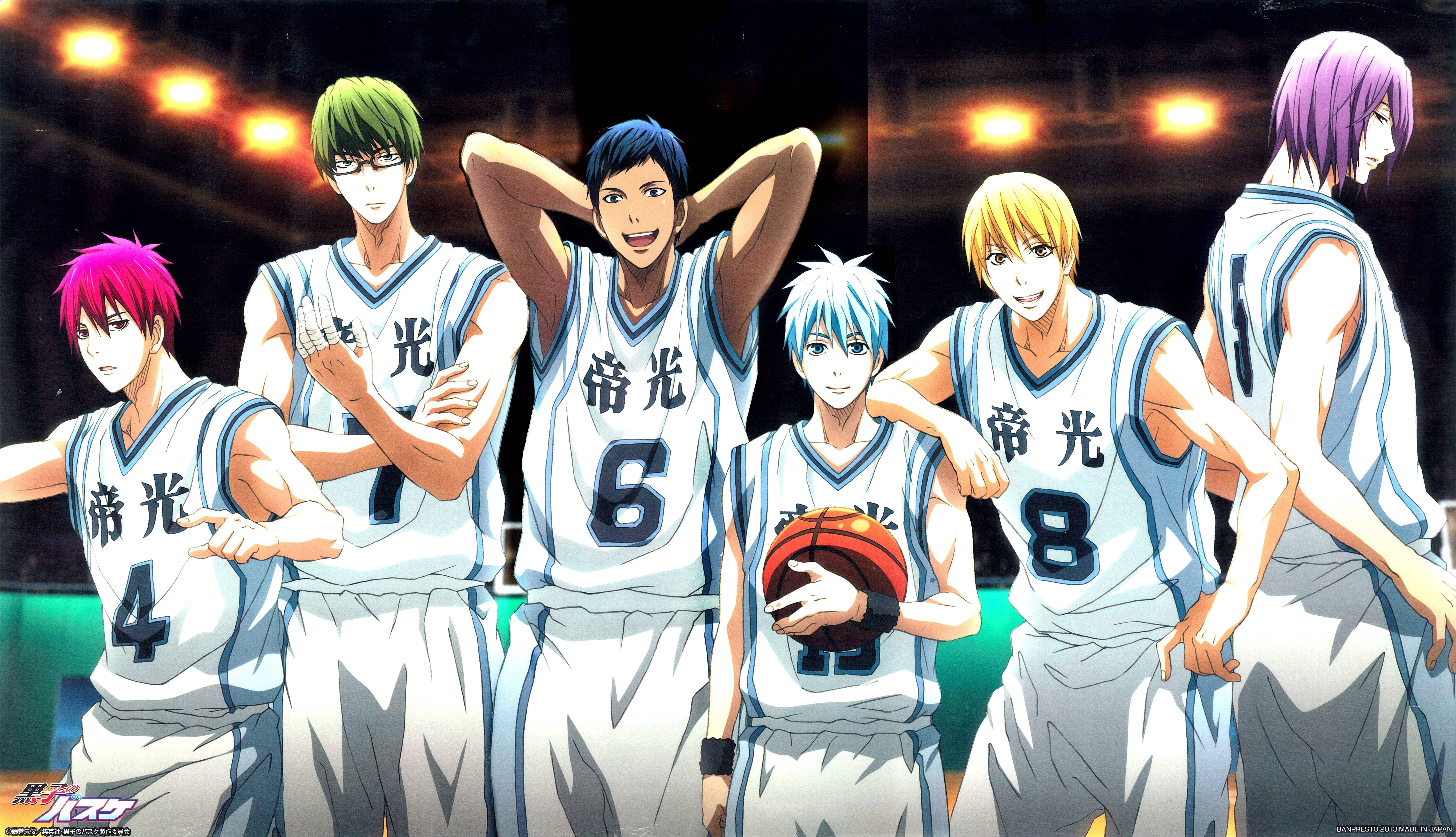 Kuroko No Basket 桌布 壁紙 — 六個動漫籃球運動員穿著白色制服，在場館燈光下自信地擺姿勢，其中一人拿著球。