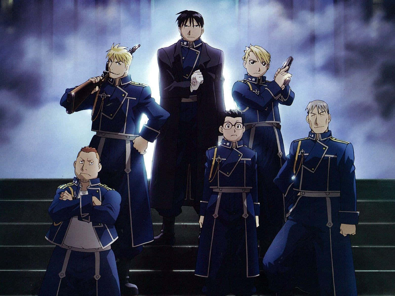 鋼之鍊金術師 BROTHERHOOD 桌布 壁紙 — 六個動畫士兵身穿深藍色制服，站在階梯上，背景是暴風雨的天空，帶有戲劇性的背光效果。