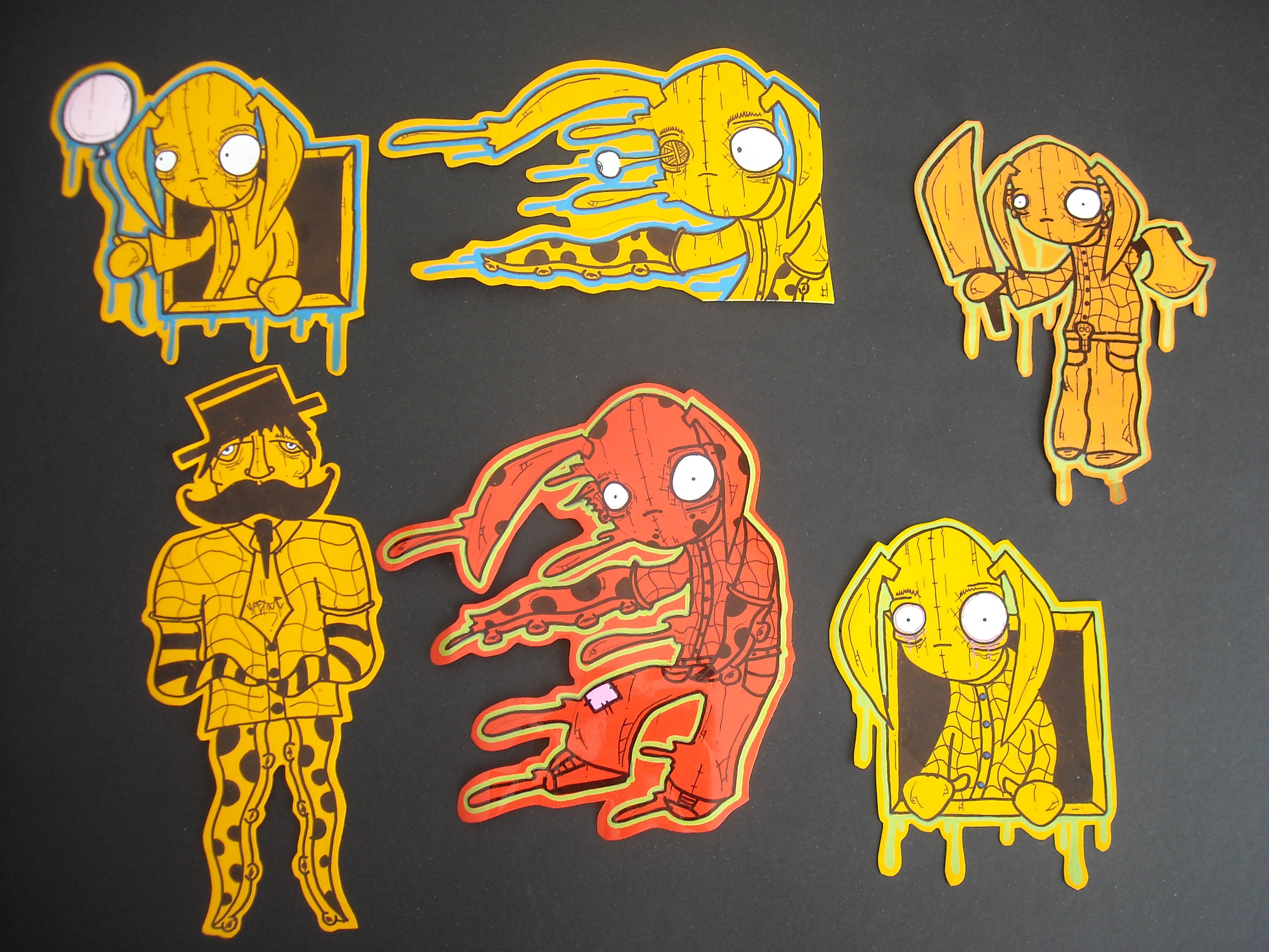 stickers 桌布 壁紙 — 六個卡通怪物剪影，黃色和紅色，帶有融化效果，排列在深色背景上。