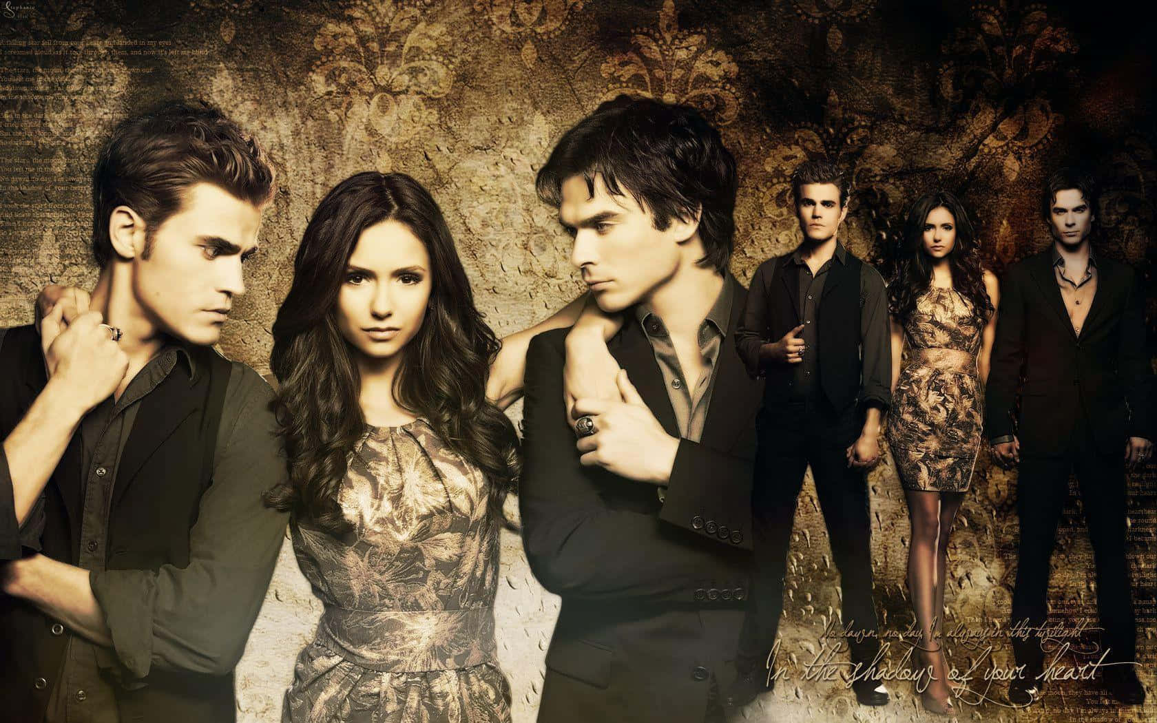 Vampire Diaries Desktop 桌布 壁紙 — 六個吸血鬼在帶有紋理的華麗壁紙前擺出戲劇性的姿勢，配合陰暗的燈光和強烈的表情。
